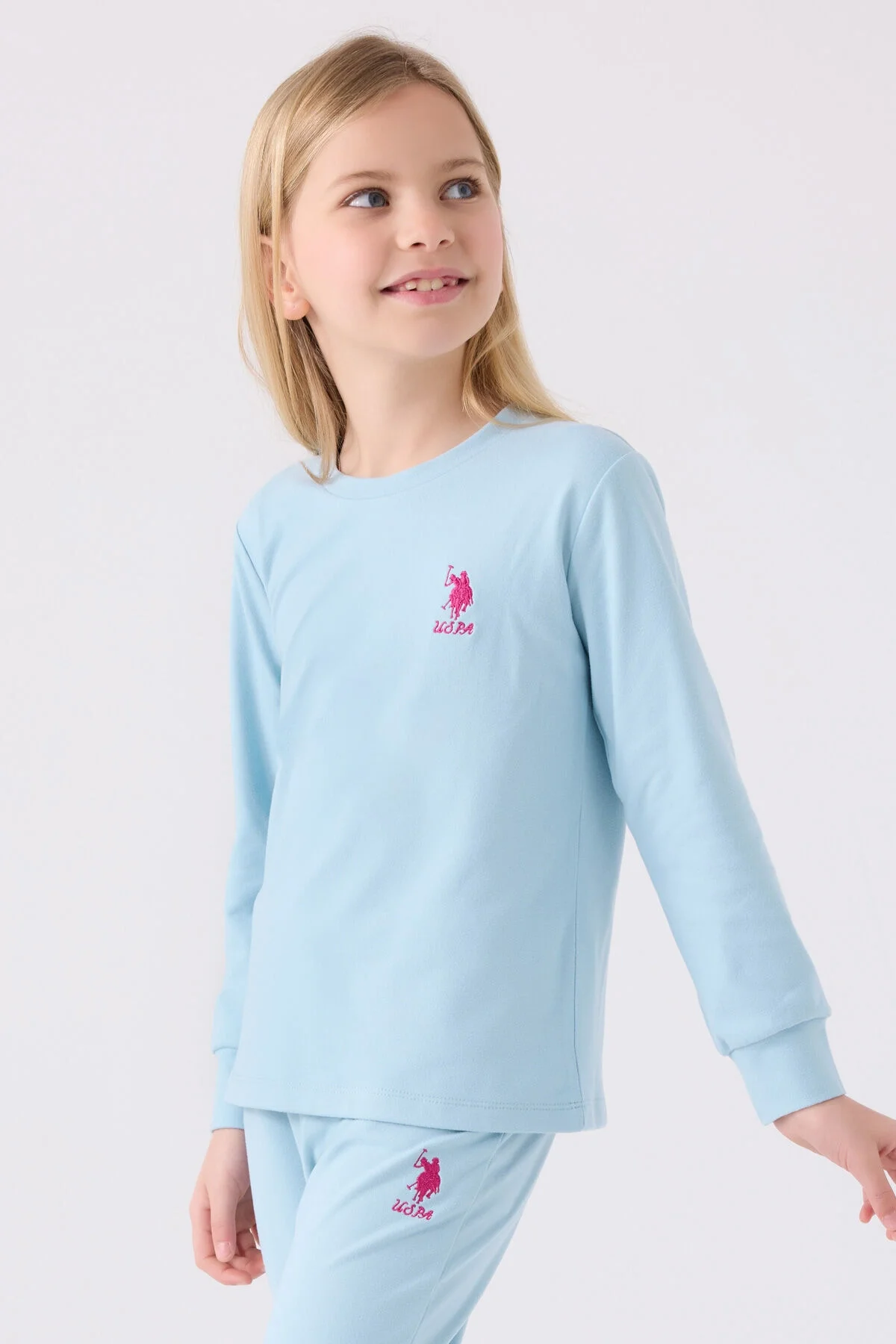 Mavi U.S. Polo Assn kız çocuk pijama takımı, uzun kollu üst ve pantolon, ön göğüs logo detaylı, rahat günlük giyim