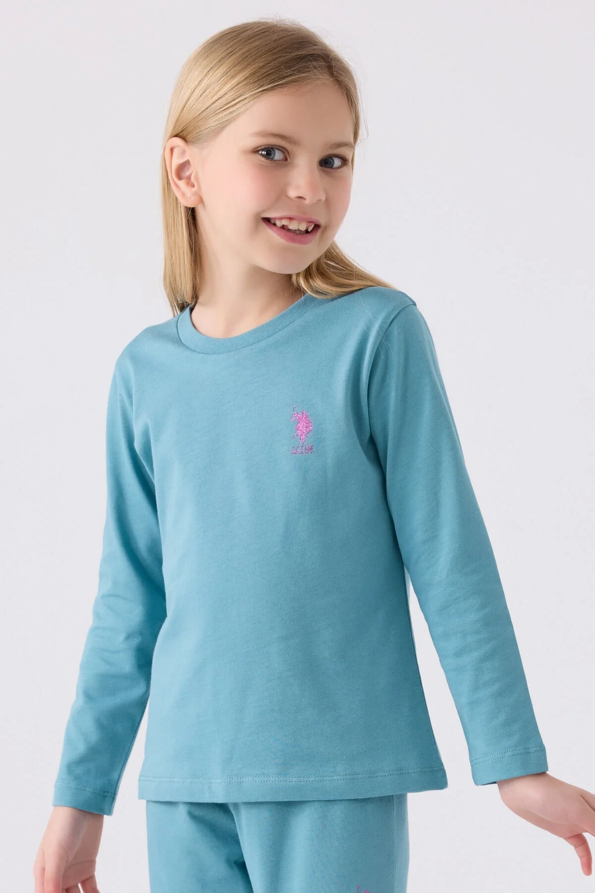 Mavi U.S. Polo Assn kız çocuk pijama takımı, uzun kollu üst ve pantolon, ön göğüs logo detayı, erişilebilirlik ve görsel arama için optimize edilmiş ürün fotoğrafı