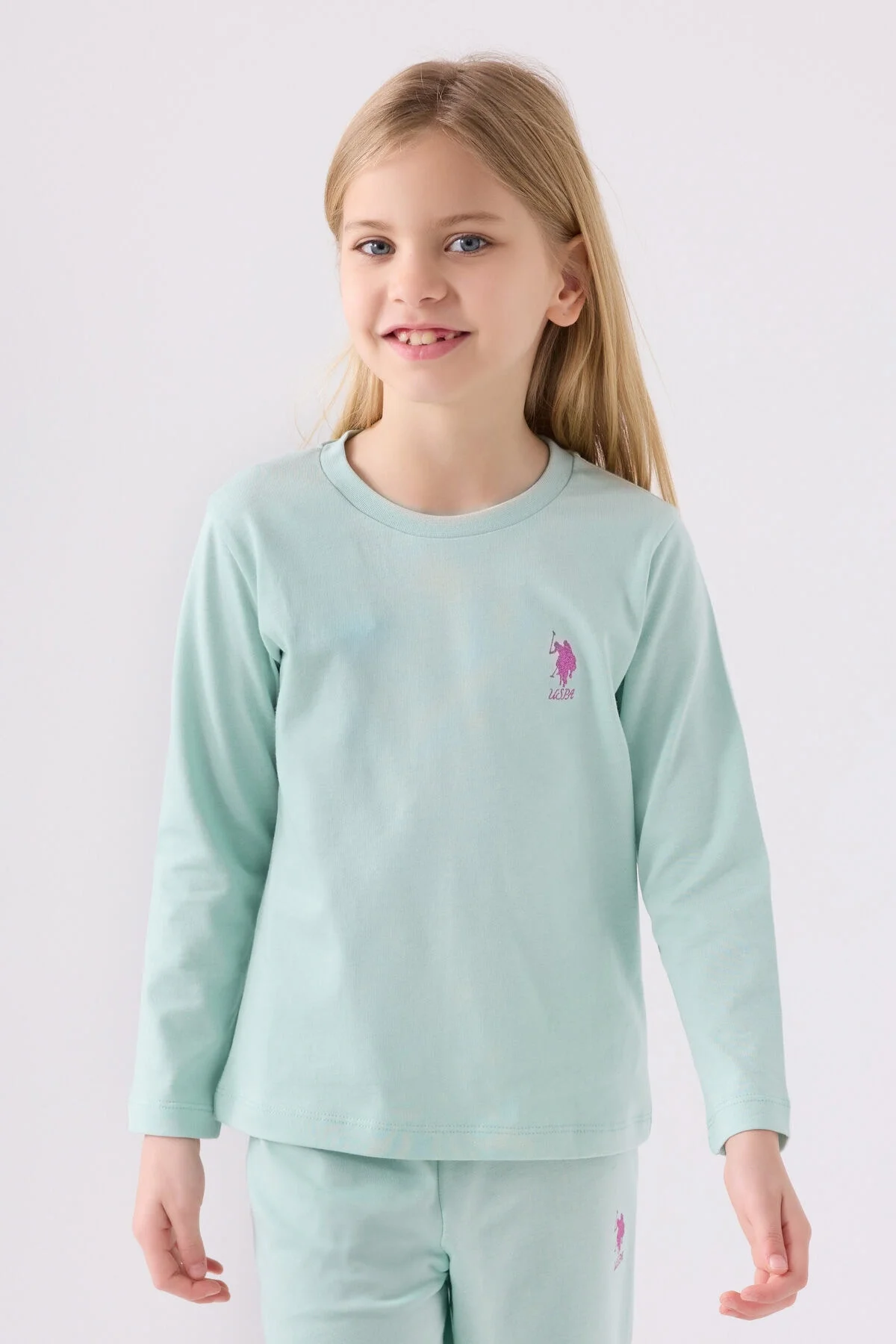 Mavi U.S. Polo Assn kız çocuk pijama takımı, uzun kollu üst ve pantolon, ön ceket üzerinde marka logosu, Arnetta markası