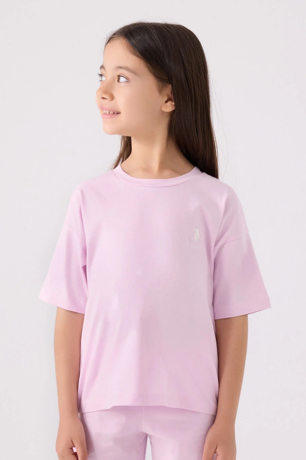 Mor U.S. Polo Assn kız çocuk Bermuda takım elbette, ön görünüm, marka logosu, beyaz ayakkabılarla takımlı