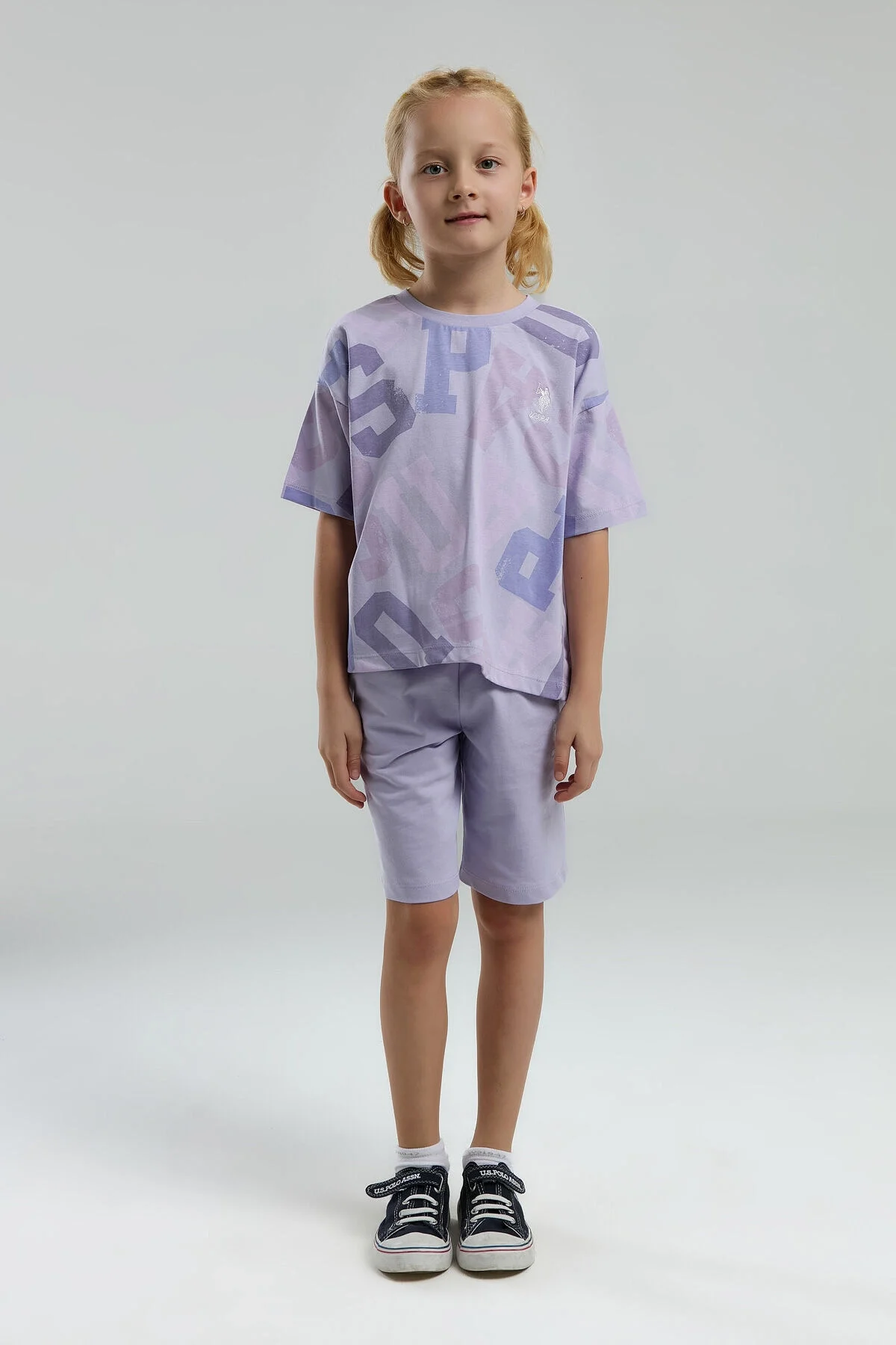 Mor desenli U.S. Polo Assn kız çocuk Bermuda takım, model ön görünüm, Arnetta markası, spor stil, çocuk giyim