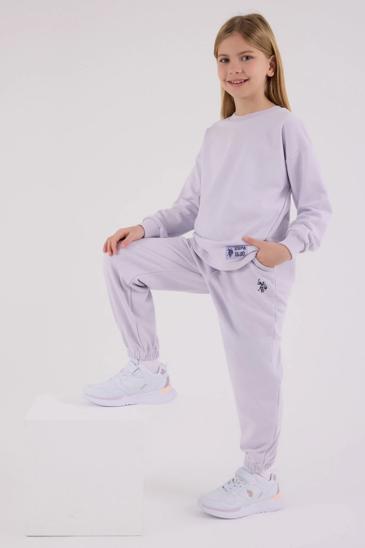 Mor U.S. Polo Assn kız çocuk eşofman takımı, model ön görünüm, rahat spor stil, Arnetta markası