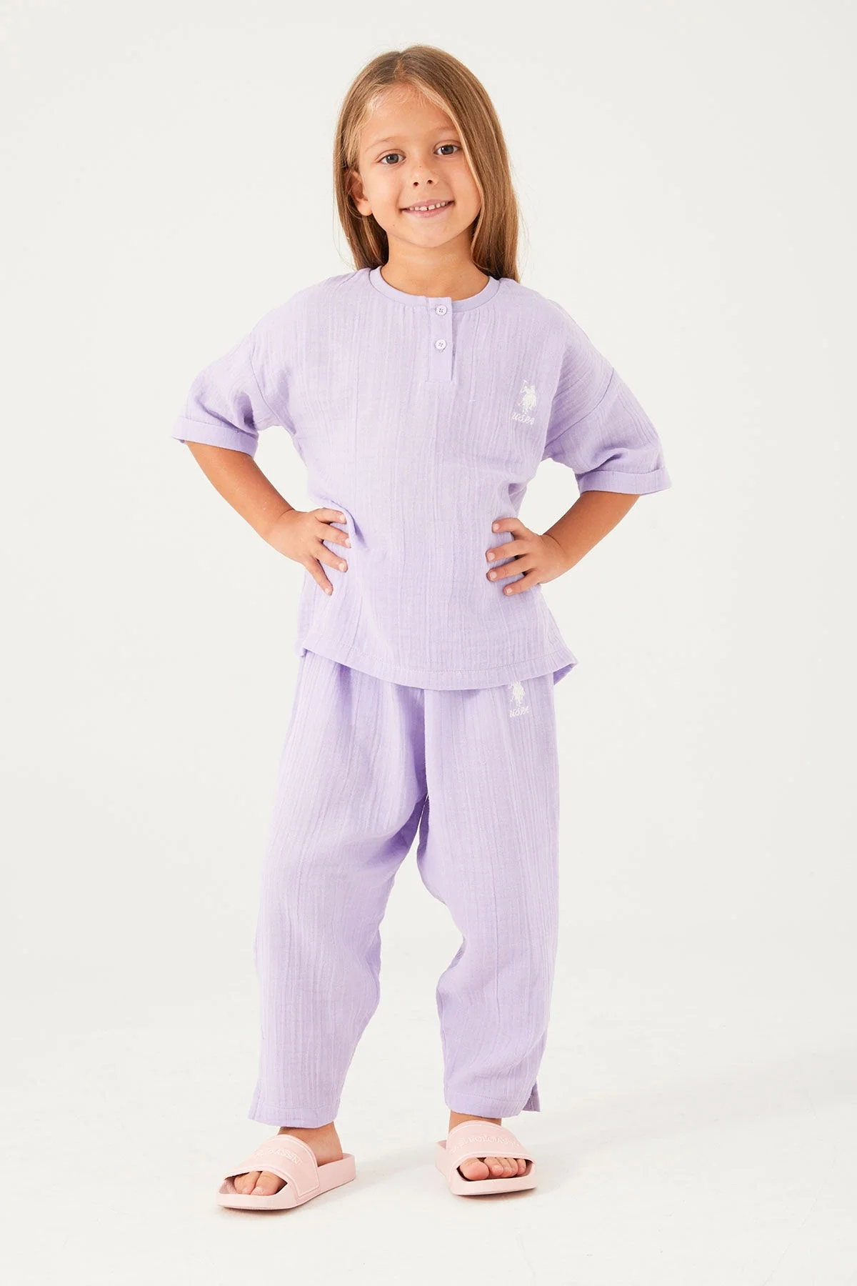 Mor U.S. Polo Assn kız çocuk pijama takımı, hafif dokulu, ön ve pantolon detaylı, çocuk modeliyle gösterim