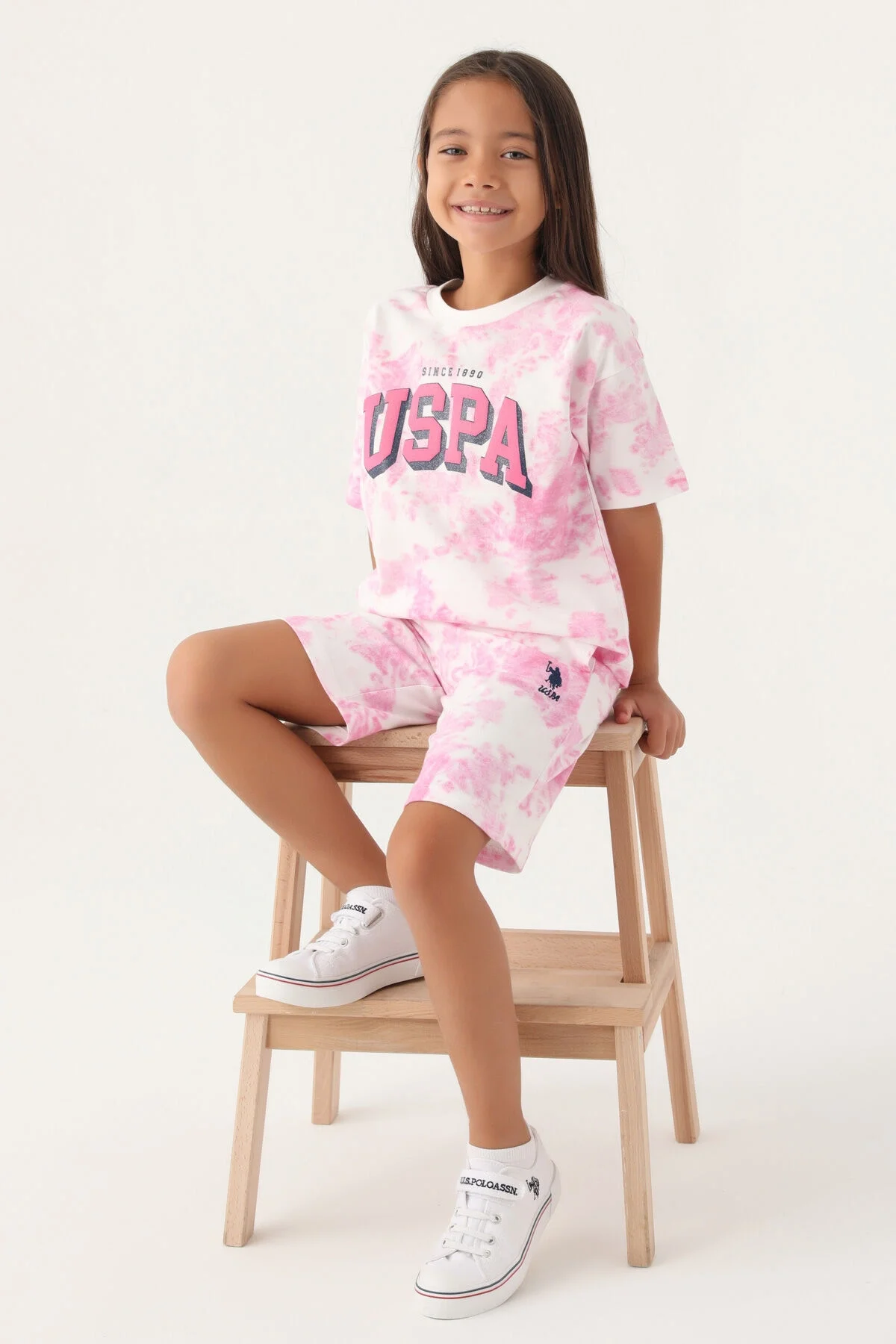 Pembe dantelli USPA yazlık Bermuda takım, kız çocuk giyim, dantel desenli tişört ve kısa pantolon, beyaz arka plan