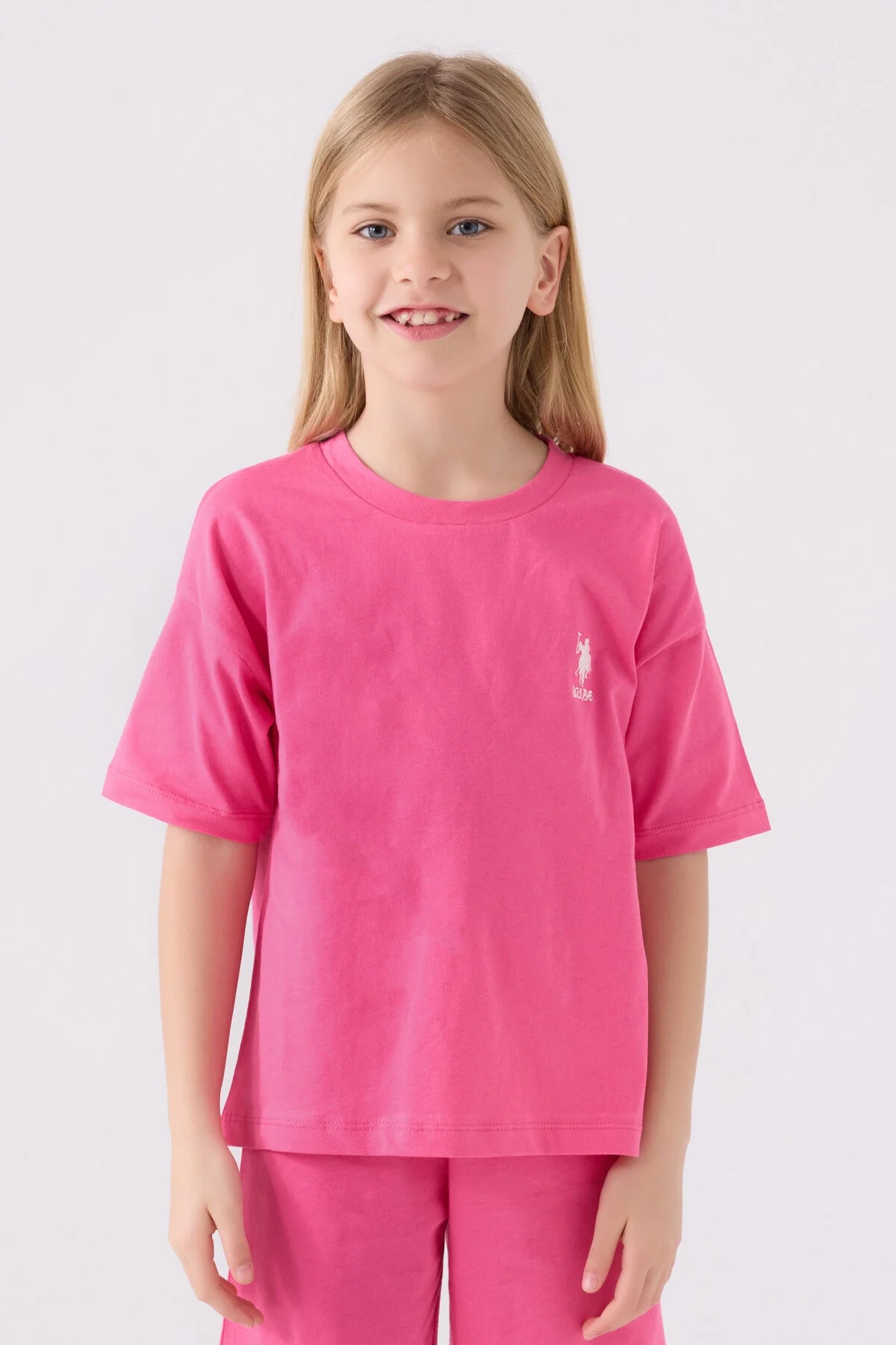 Pembe U.S. Polo Assn kız çocuk Bermuda takım, marka logosu, spor tarzı, beyaz ayakkabılarla birlikte