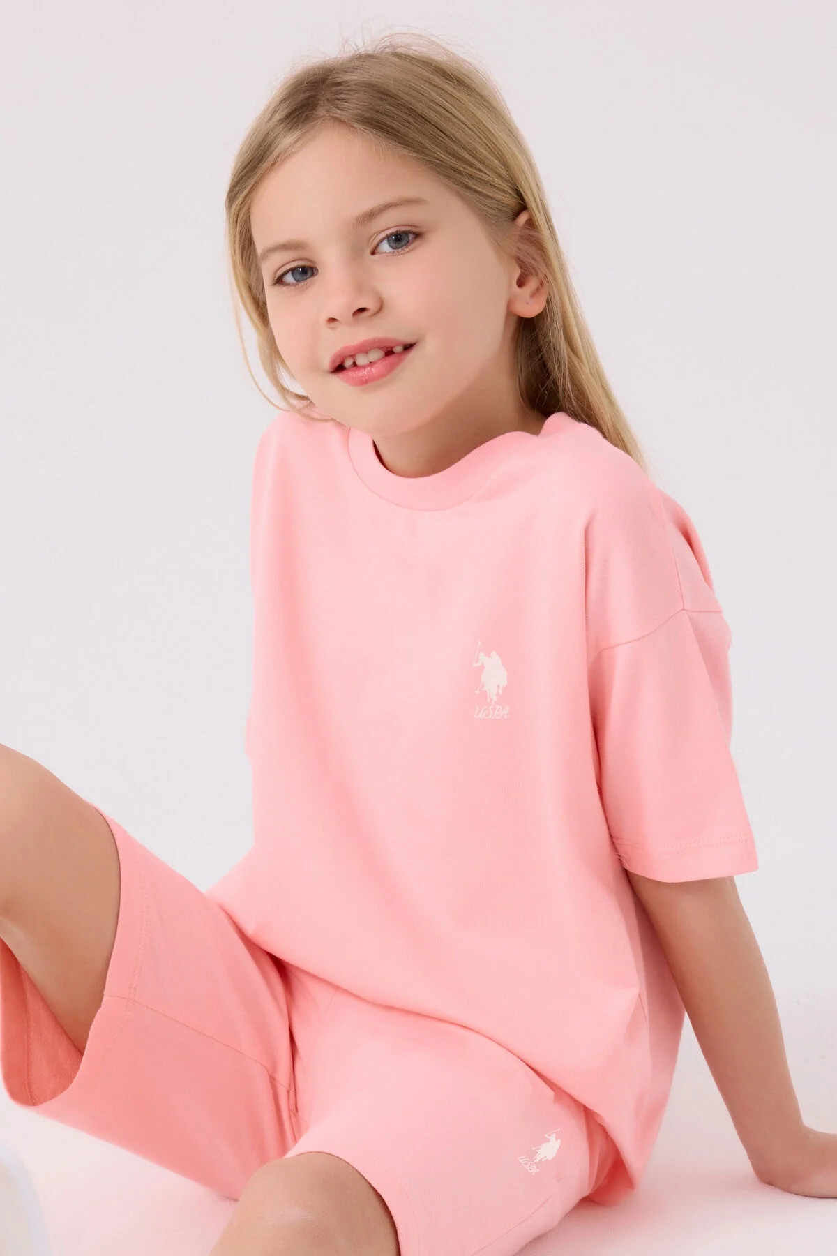 Pembe U.S. Polo Assn kız çocuk Bermuda takım elbette, model pozisyonu, ön ve yan görünüm, arka plan: beyaz