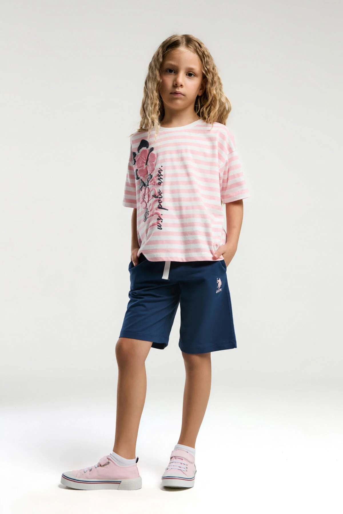 Pembe çizgili U.S. Polo Assn kız çocuk Bermuda takım, çiçek desenli üst ve mavi kısa pantolon, çocuk giyim