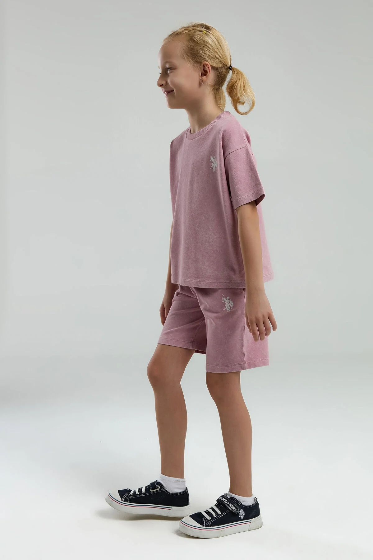 Pembe U.S. Polo Assn kız çocuk Bermuda takım elbette, ön ve yan detaylı, Arnetta markası, spor stil, beyaz arka plan