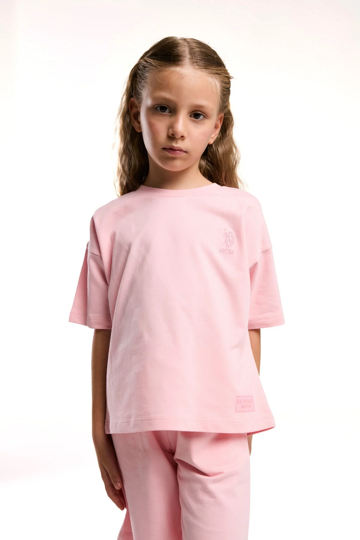 Pembe U.S. Polo Assn kız çocuk Bermuda takım, model ön görünüm, Arnetta markası, beyaz arka plan