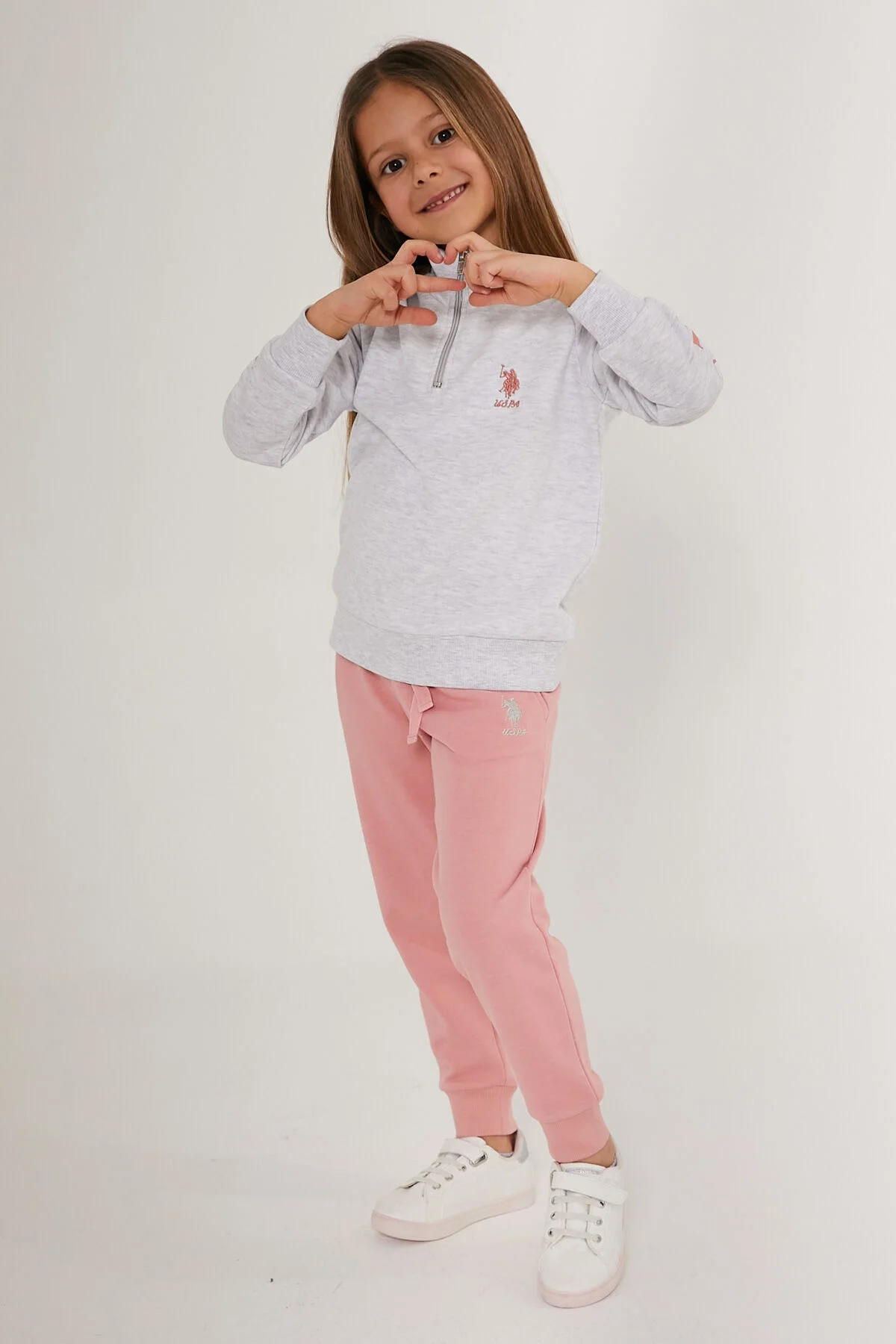 U.S. Polo Assn kız çocuk pembe eşofman takımı, gri yarım zip üst ve pembe jogger pantolon, marka logosu ve yazı detayları