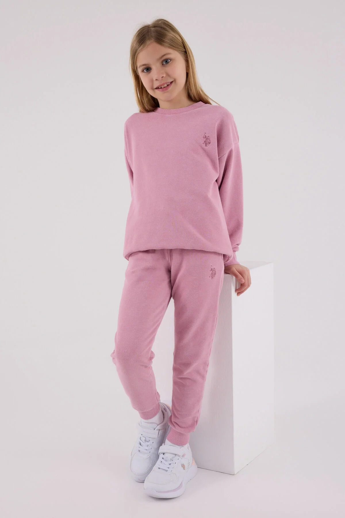 Pembe U.S. Polo Assn kız çocuk eşofman takımı, model ön görünüm, rahat günlük giyim, Arnetta markası