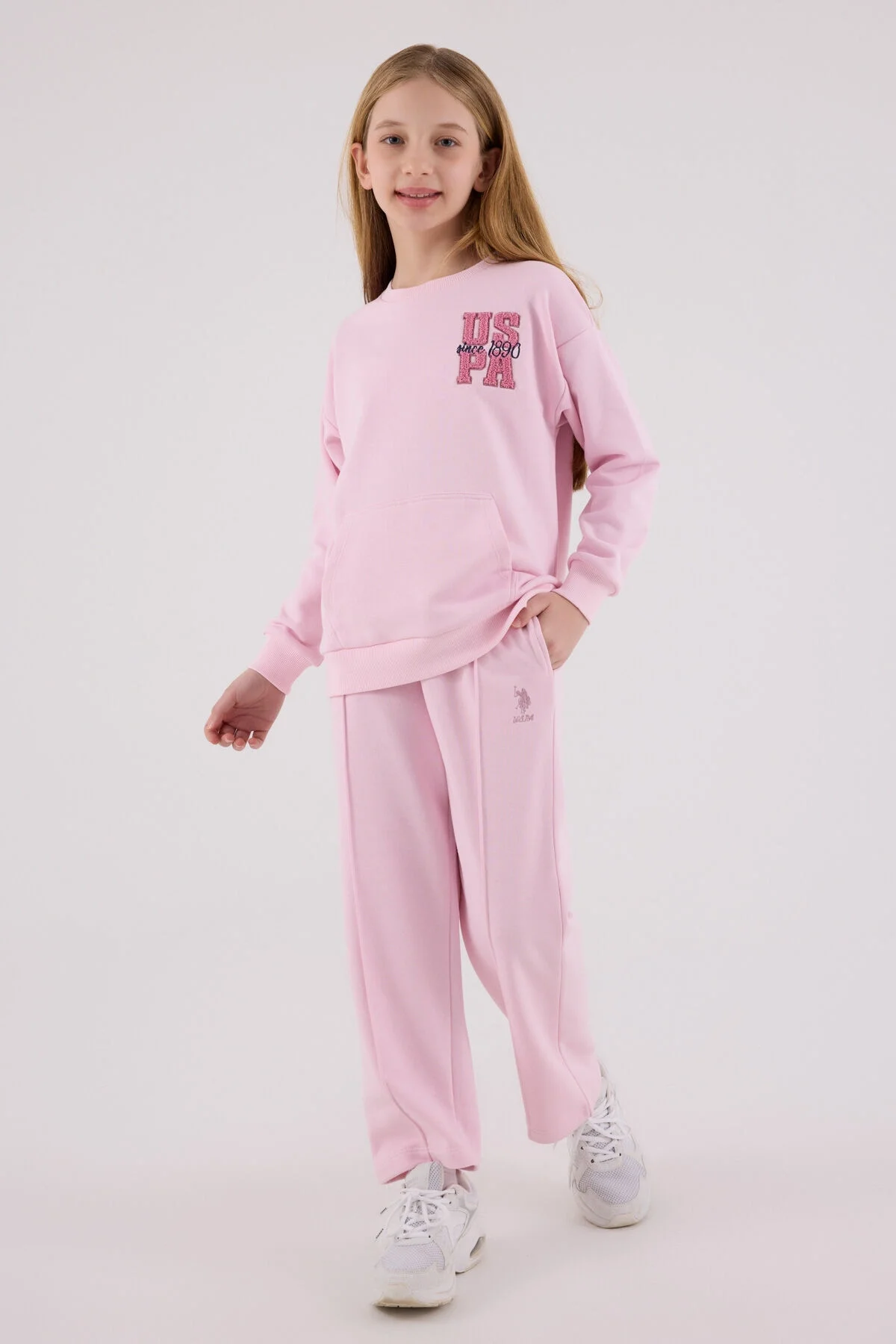 Pembe U.S. Polo Assn kız çocuk eşofman takımı, model ön görünüm, rahat spor stil, Arnetta markası