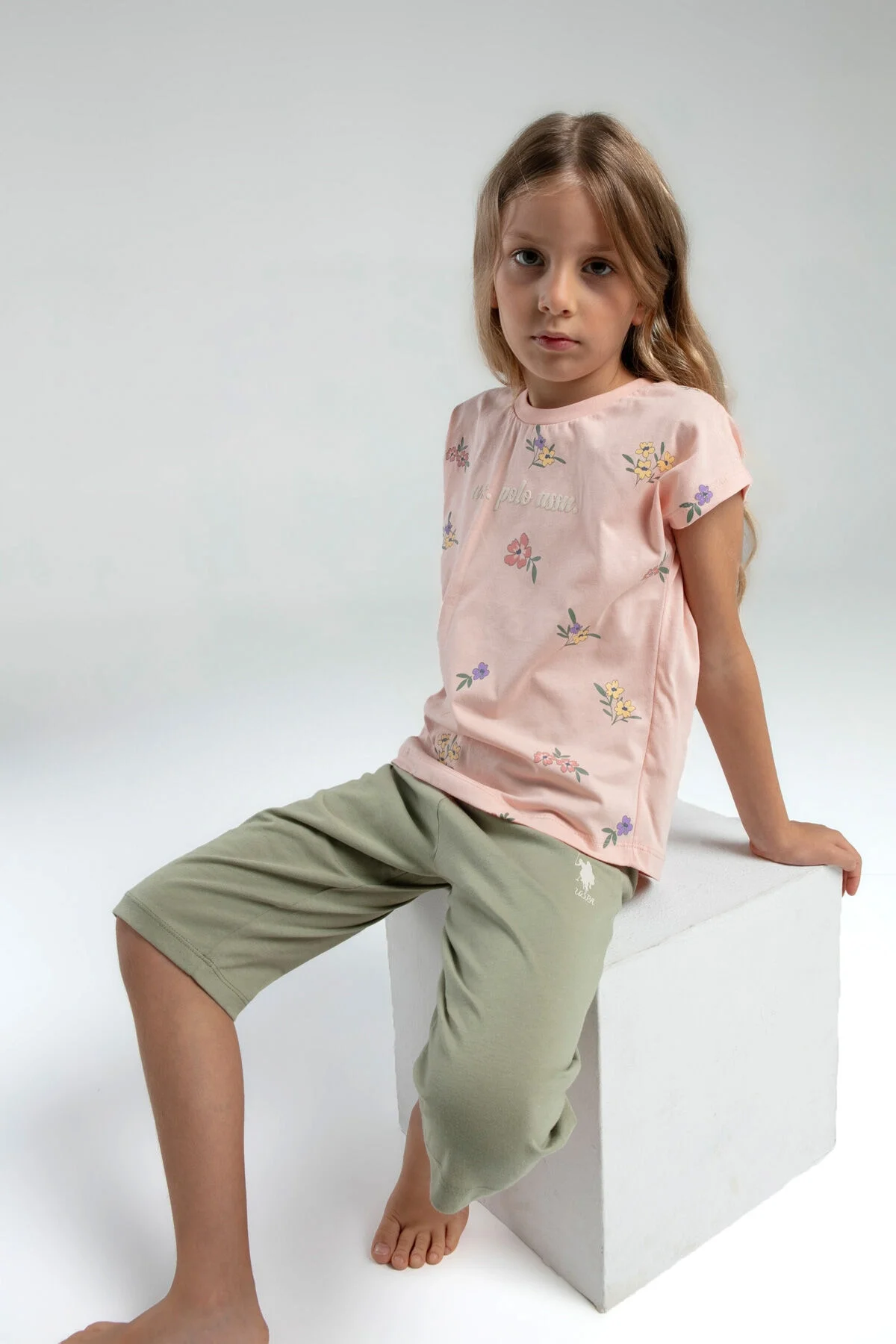 Pembe çiçek desenli kız çocuk kapri takımı, U.S. Polo Assn marka, rahat günlük giyim, ön ve yan görünüm