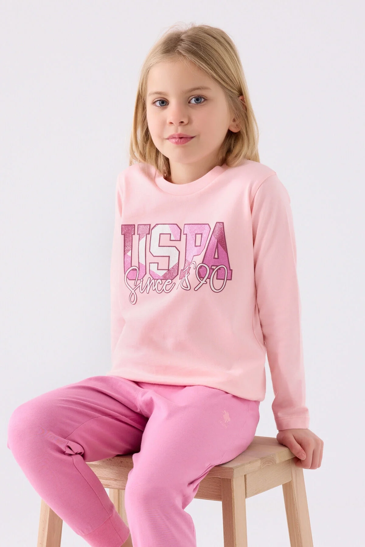 U.S. Polo Assn kız çocuk pembe pijama takımı, uzun kollu üst ve pantolon, 1820 yazısı, Arnetta markası
