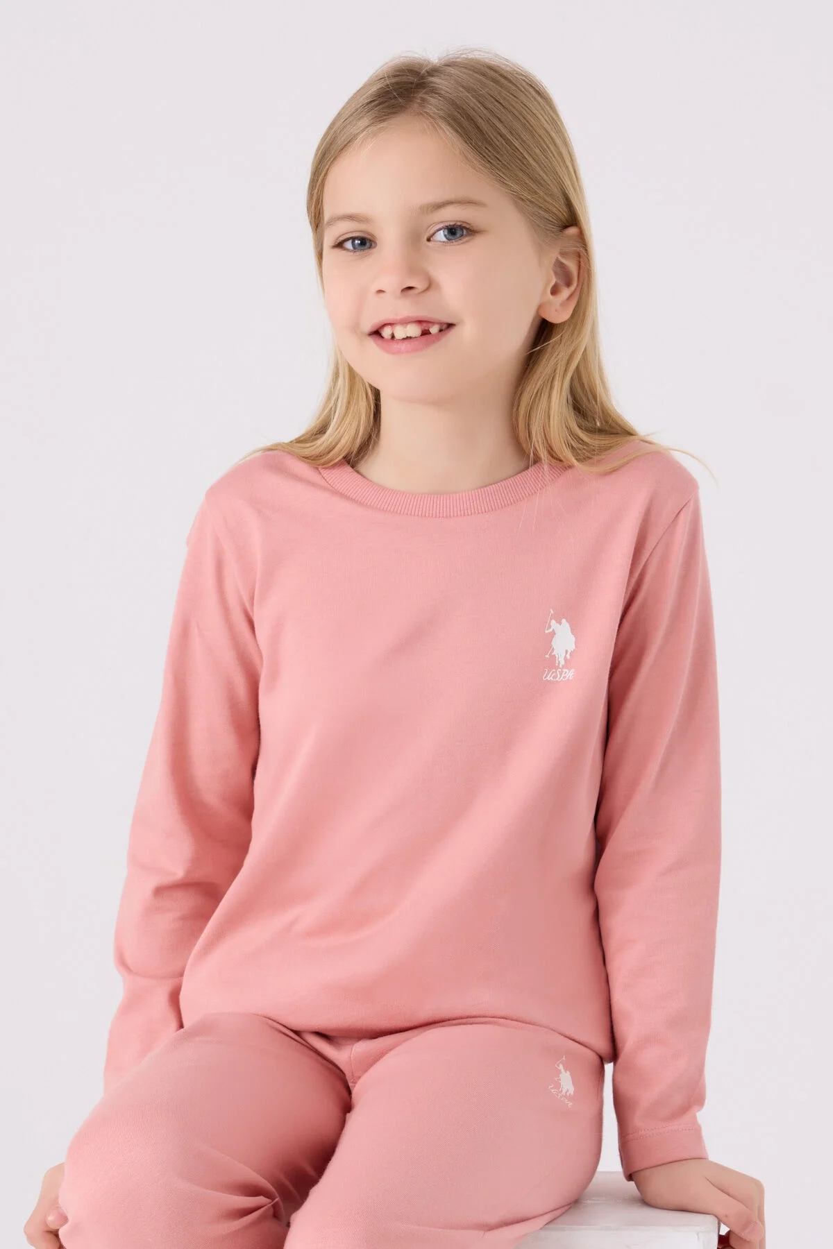 Pembe U.S. Polo Assn kız çocuk pijama takımı, uzun kollu üst ve pantolon, marka logosu, rahat günlük giyim