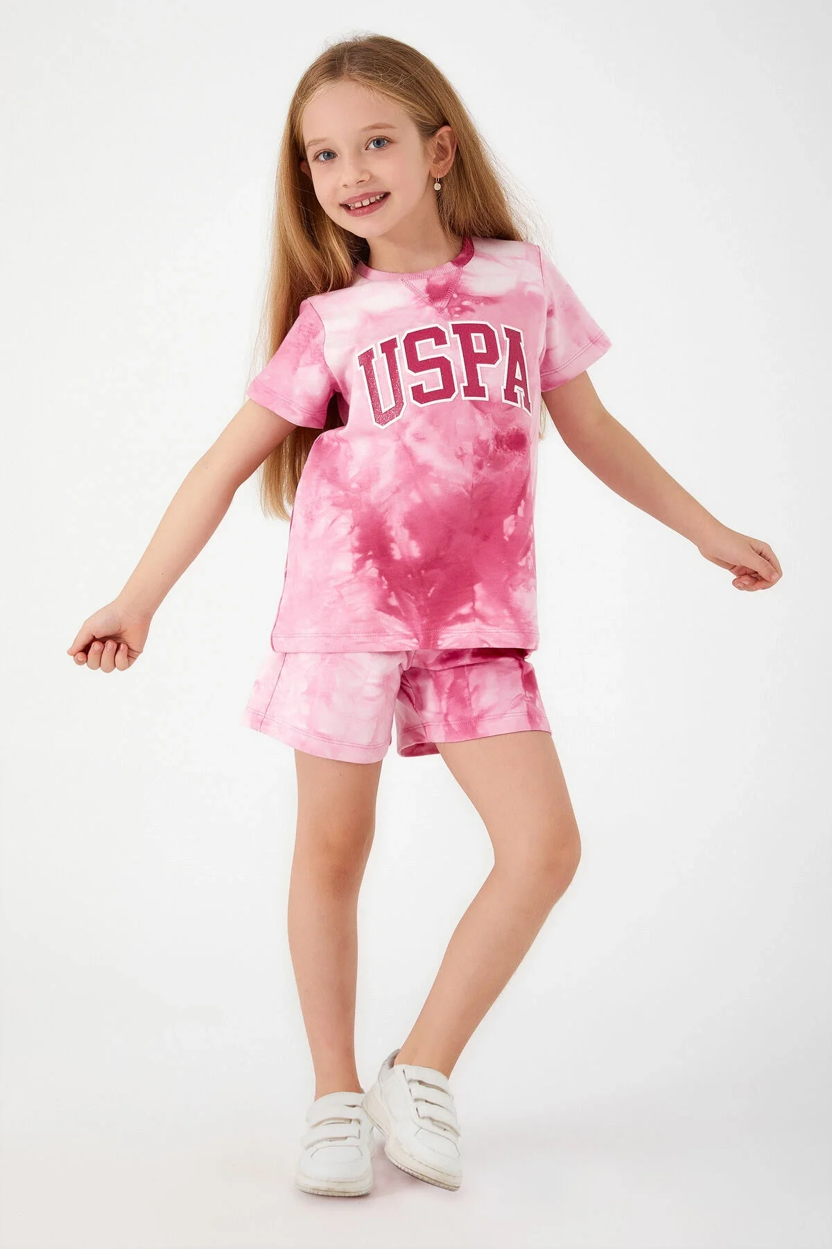 Pembe tie-dye USPA kız çocuk şort takım, genç model ön görünüm, rahat günlük giyim, Arnetta markası