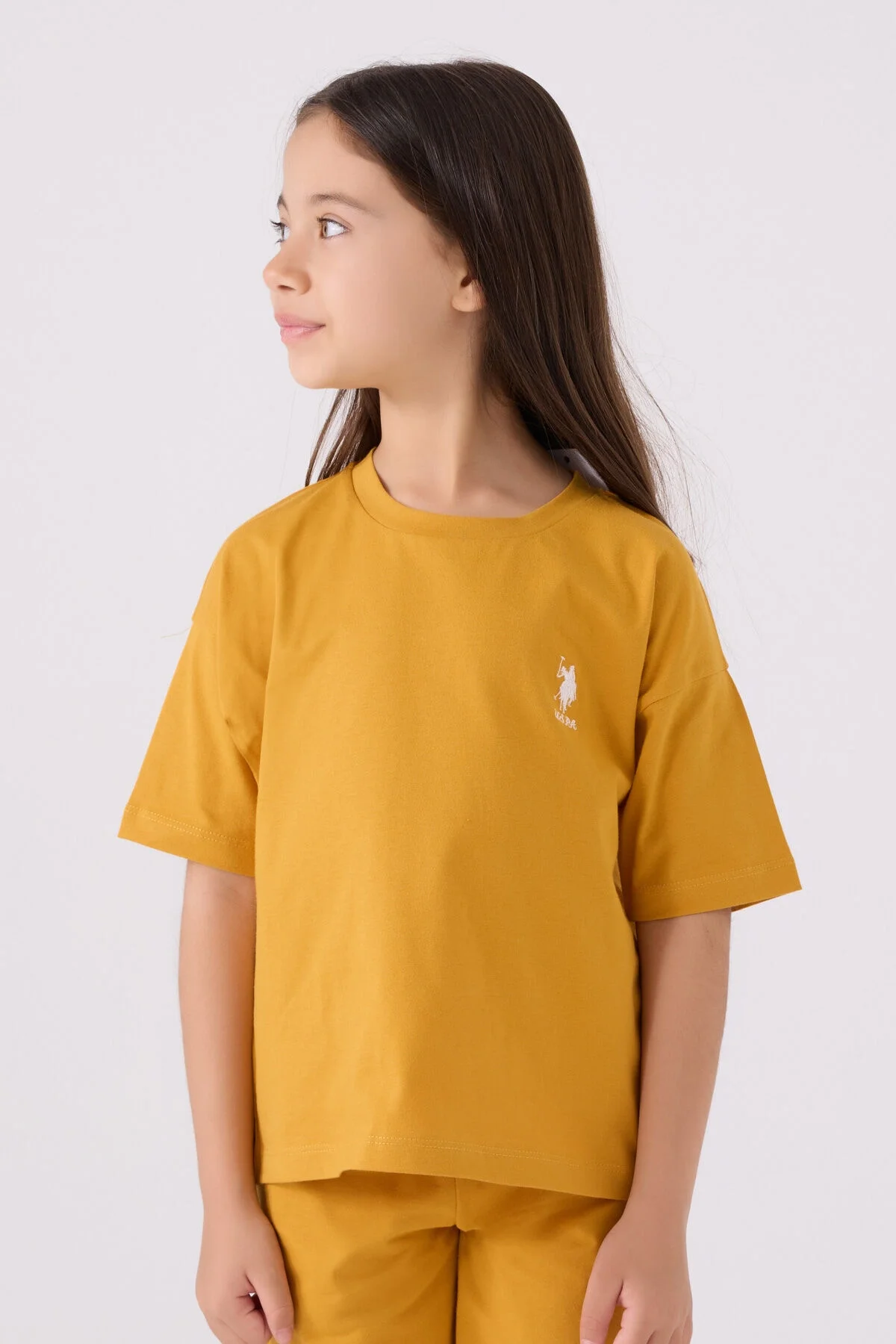 Sarı U.S. Polo Assn kız çocuk Bermuda takım elbette, model ön görünüm, marka logosu detaylı