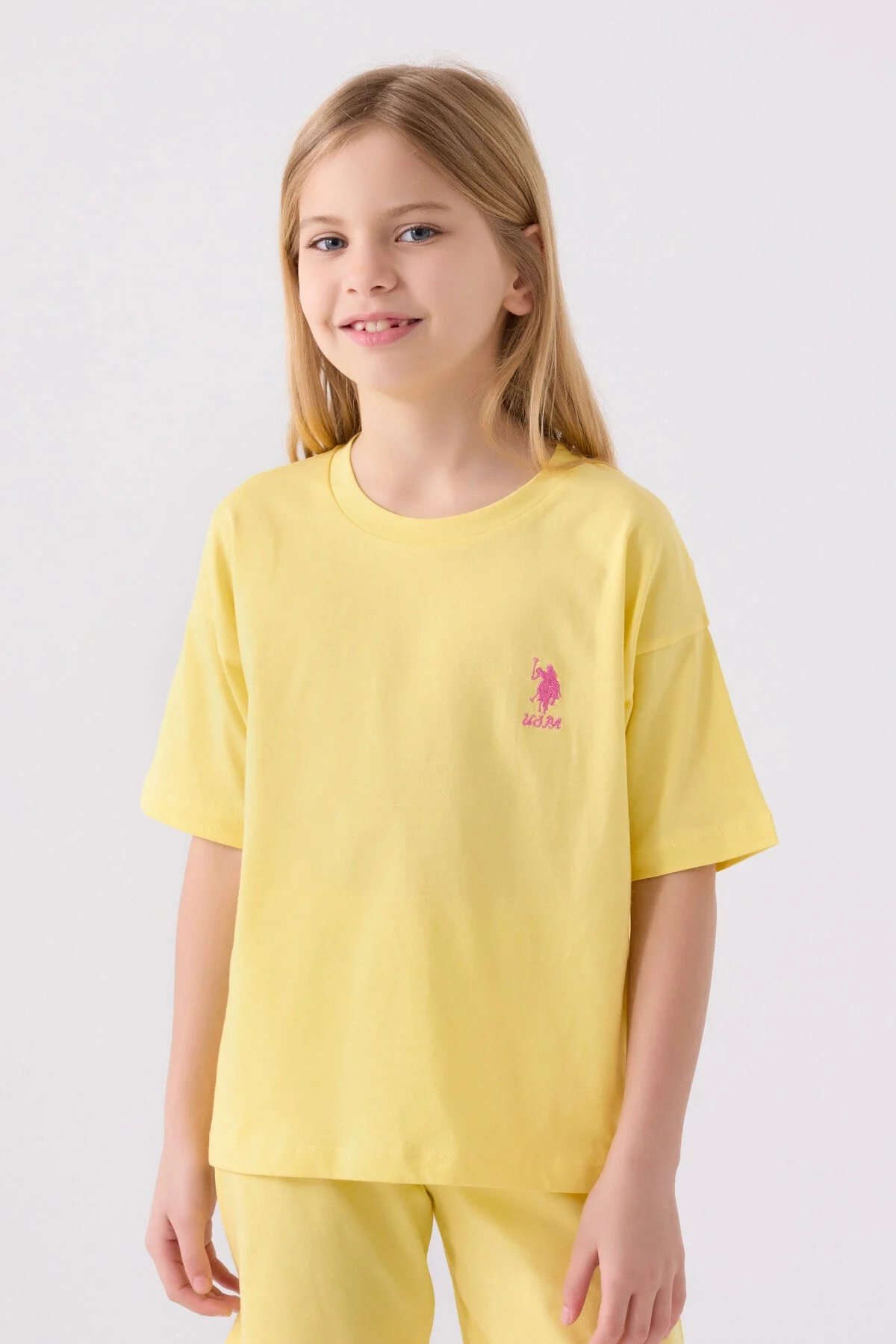 Sarı U.S. Polo Assn kız çocuk Bermuda takım seti, ön ve yan görünüm, beyaz arka plan, marka logosu