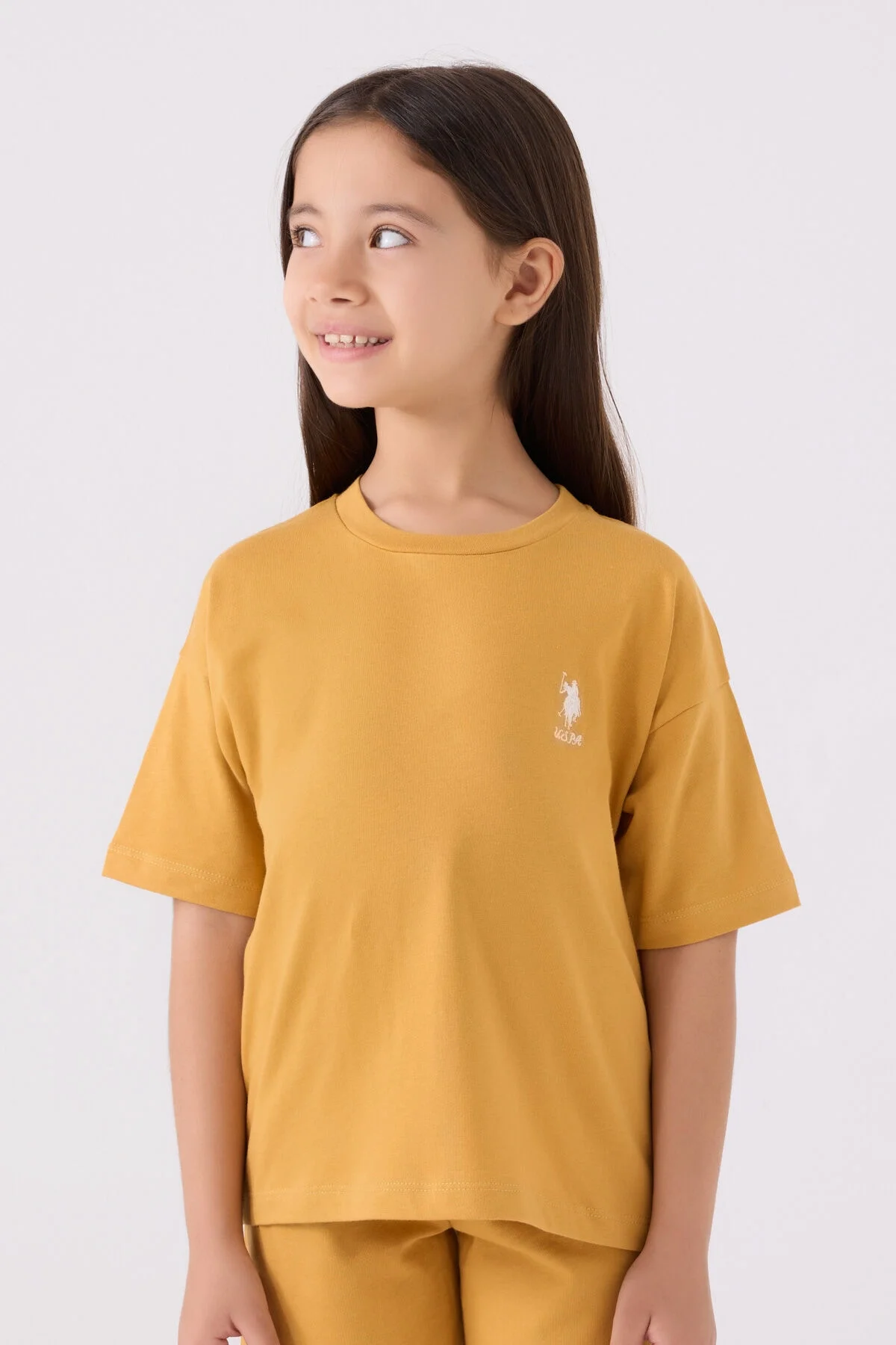 Sarı U.S. Polo Assn Kız Çocuk Bermuda Takımı, ön ve yan görünüm, marka logosu, çocuk giyim, yazlık spor kıyafet