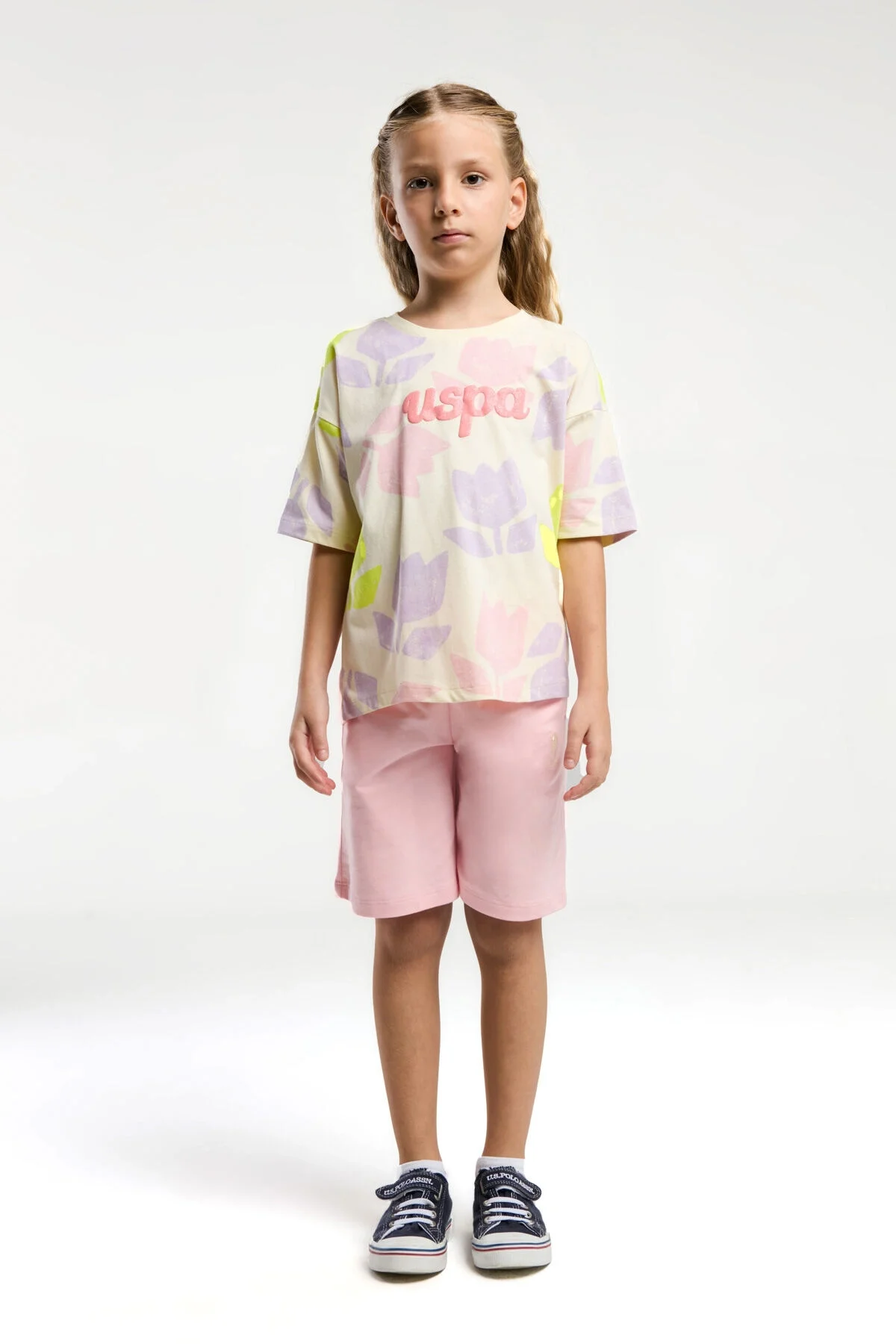 U.S. Polo Assn kız çocuk sarı Bermuda takım, pastel çiçek desenli tişört ve pembe kısa pantolon, model ön görünüm