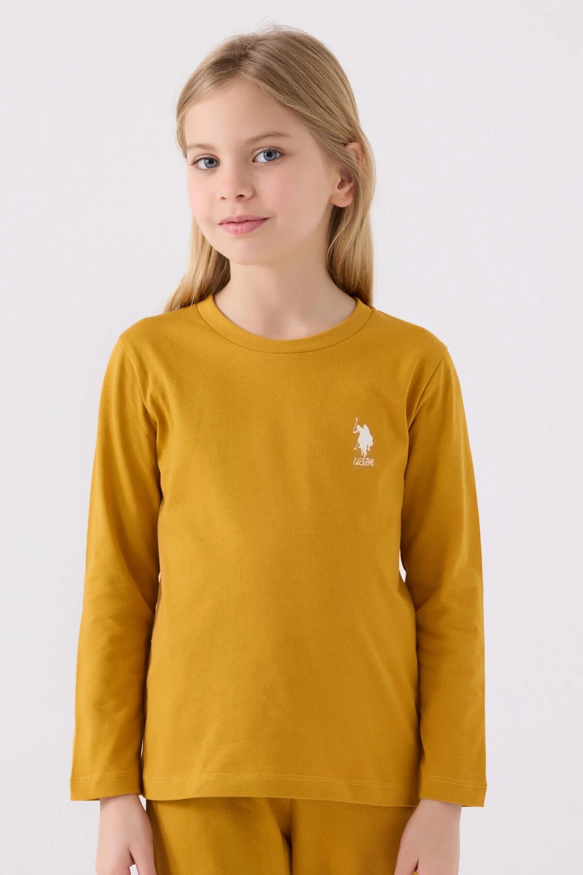 Sarı U.S. Polo Assn kız çocuk pijama takımı, uzun kollu üst ve pantolon, marka logosu, çocuk giyim, pijama seti