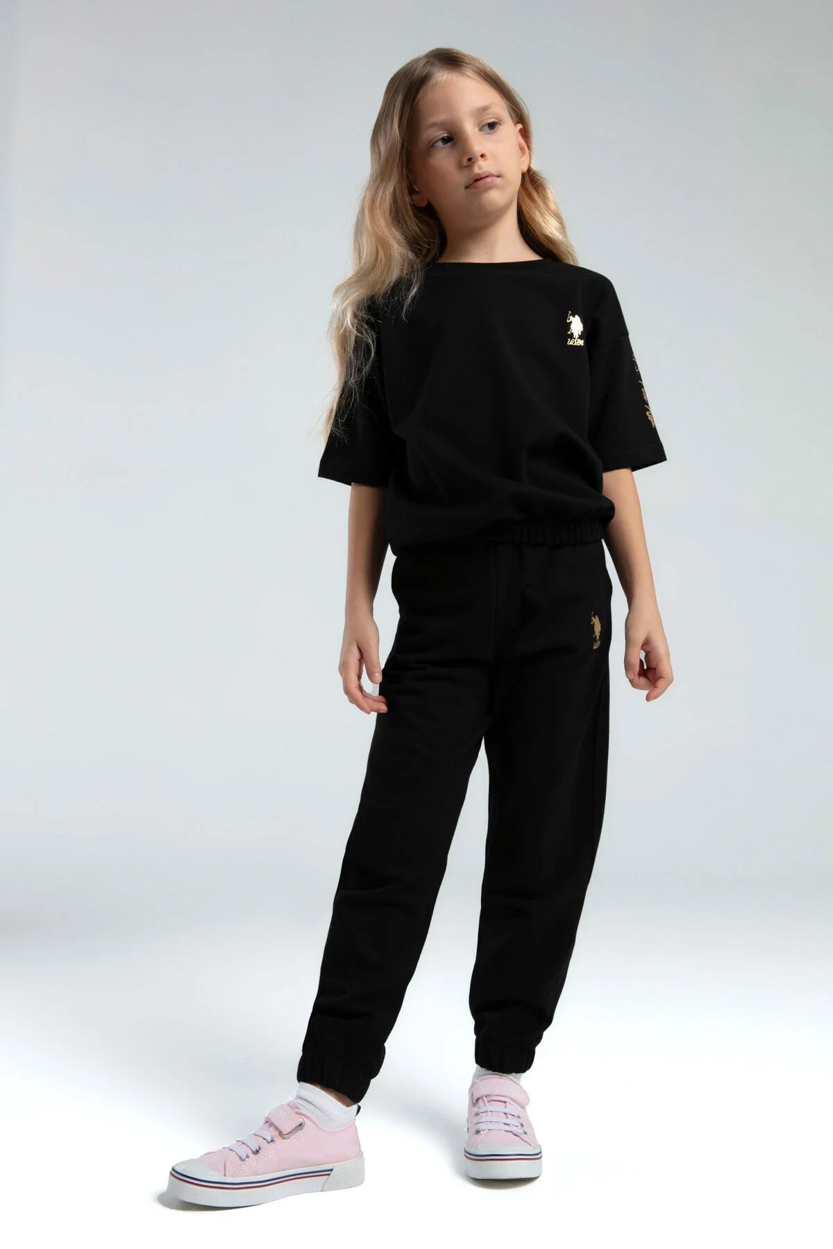 U.S. Polo Assn Kız Çocuk Siyah Pijama Takımı, model ön görünüm, rahat kıyafet, spor stil, Arnetta markası