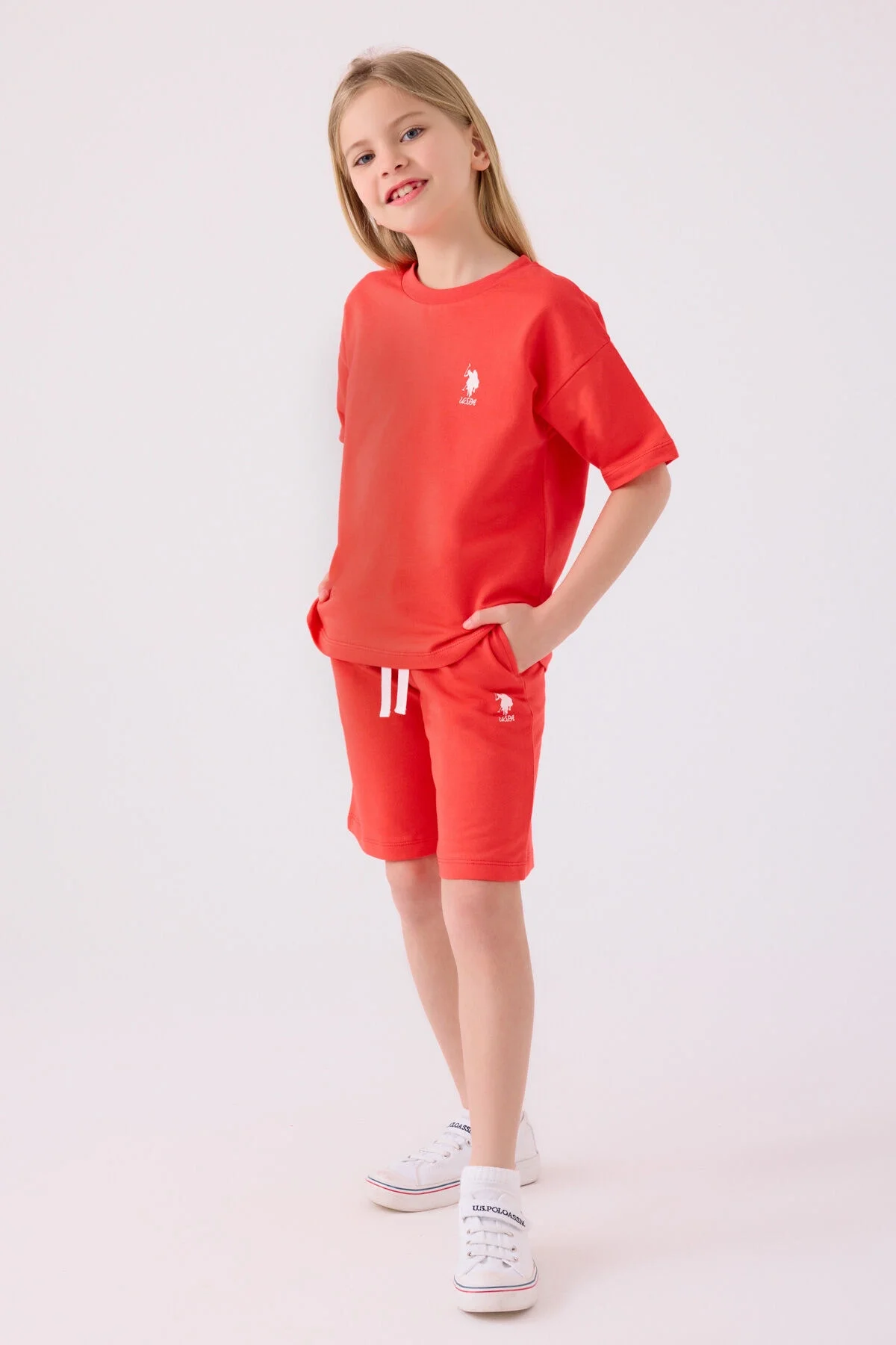 U.S. Polo Assn kız çocuk turuncu Bermuda takım elbette, marka logosu ve spor tarzı detaylarla