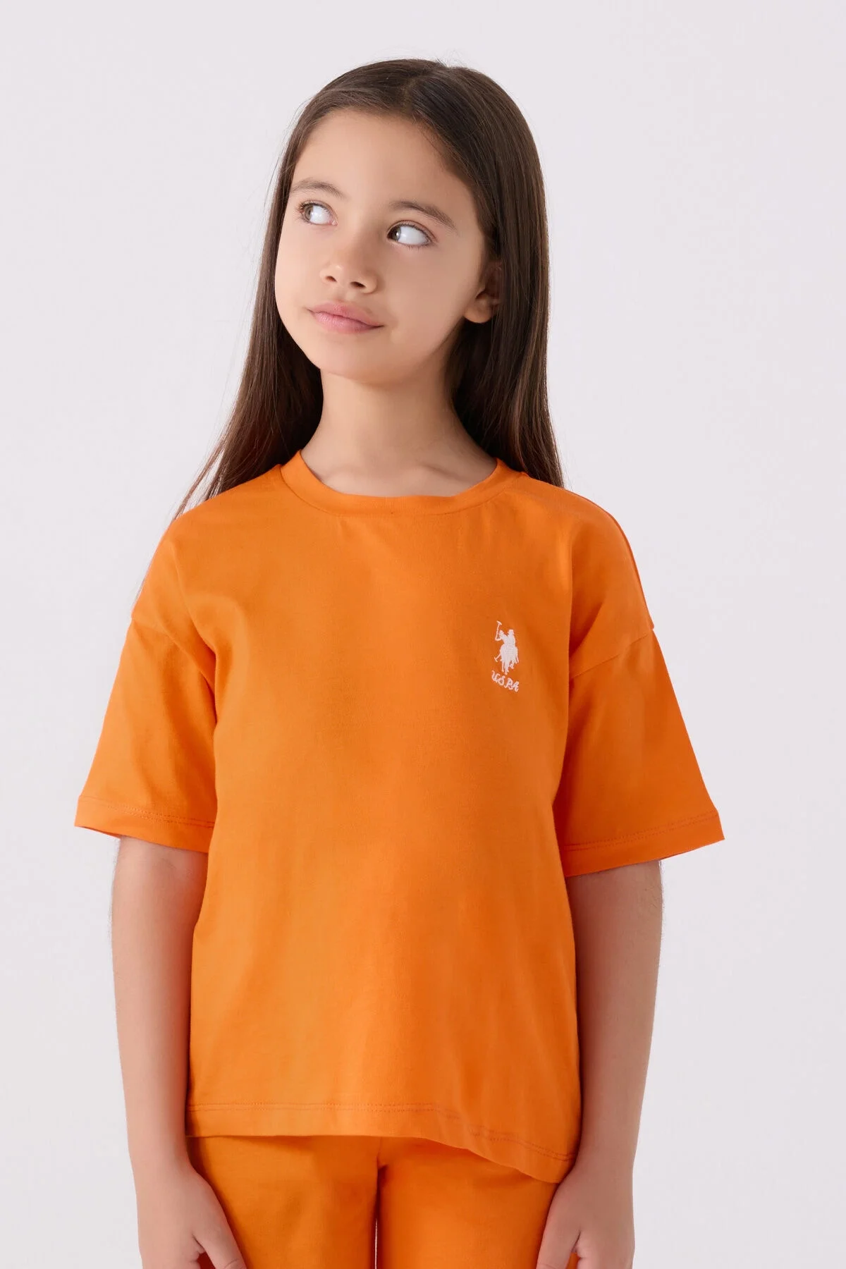 U.S. Polo Assn kız çocuk turuncu Bermuda takım elbette, ön ve yan görünüm, marka logosu, spor stil, yazlık giyim