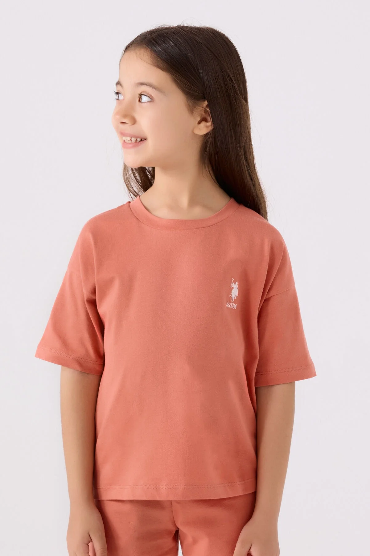 U.S. Polo Assn kız çocuk turuncu Bermuda takım elbette, ön ve yan görünüm, marka logosu, spor stil, yazlık giyim