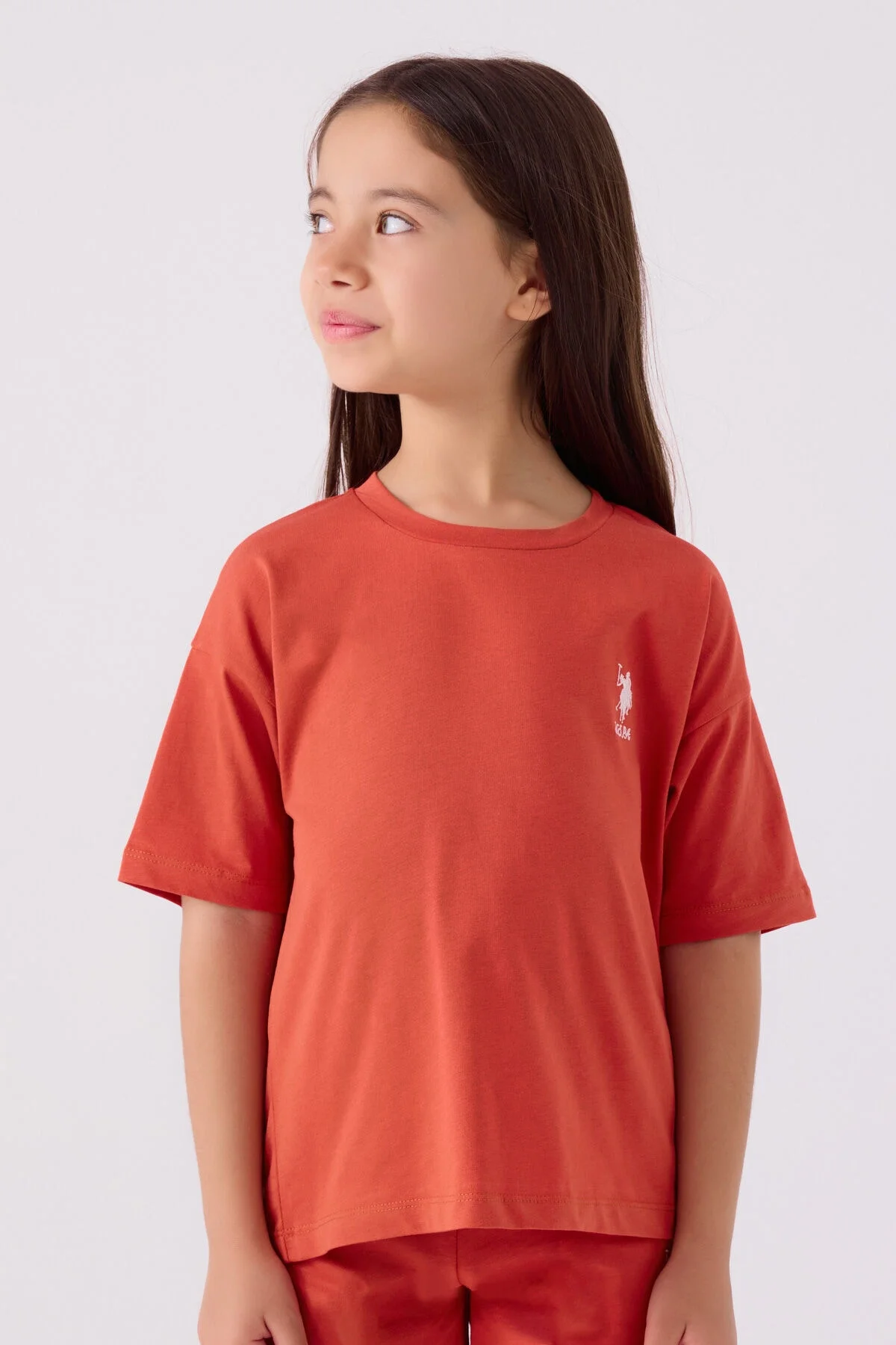 U.S. Polo Assn kız çocuk turuncu Bermuda takım elbette, ön ve yan görünüm, marka logosu, beyaz spor ayakkabılarla搭配