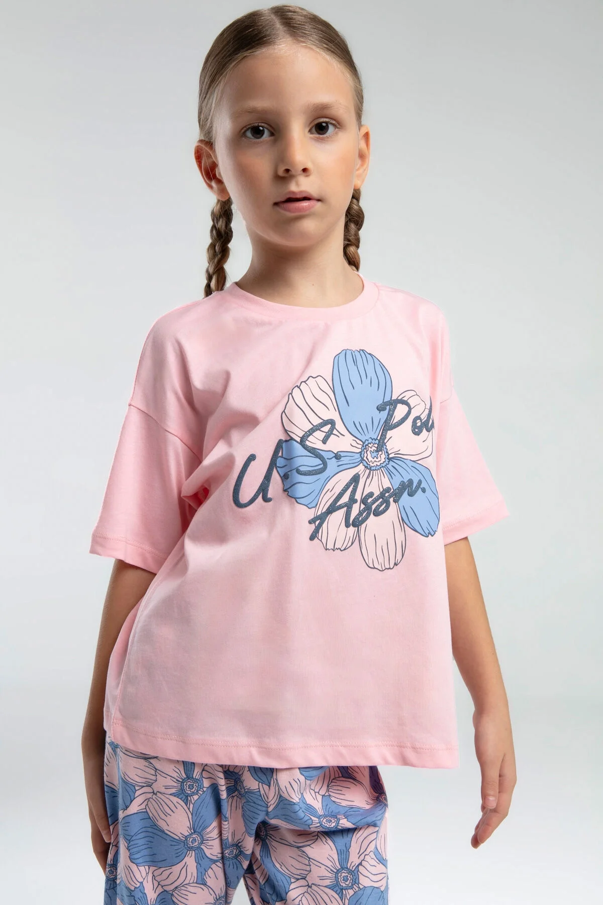 U.S. Polo Assn kız çocuk turuncu pijama takımı, çiçek desenli pantolon ve gömlek, model ön görünüm