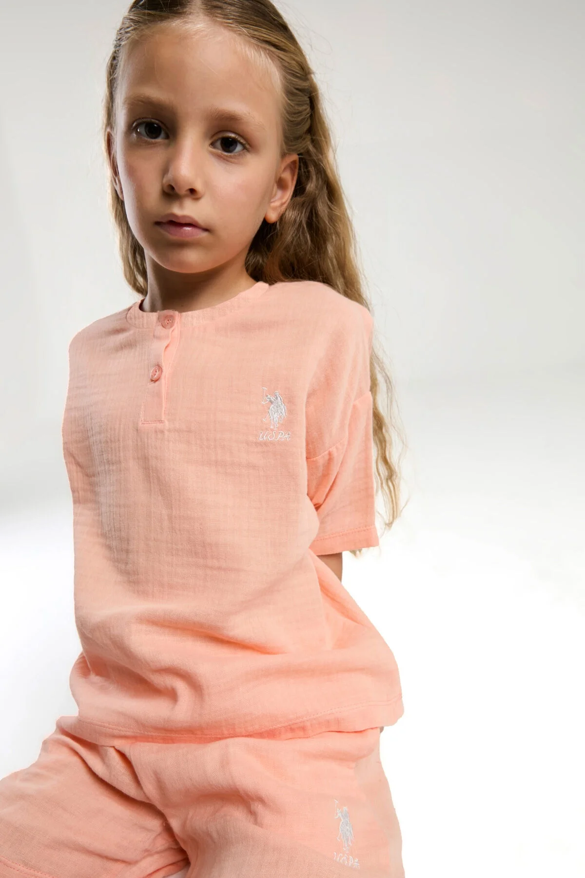 U.S. Polo Assn kız çocuk turuncu şort takım, kısa kollu üst ve kısa pantolon, çocuk giyim seti, beyaz arka plan
