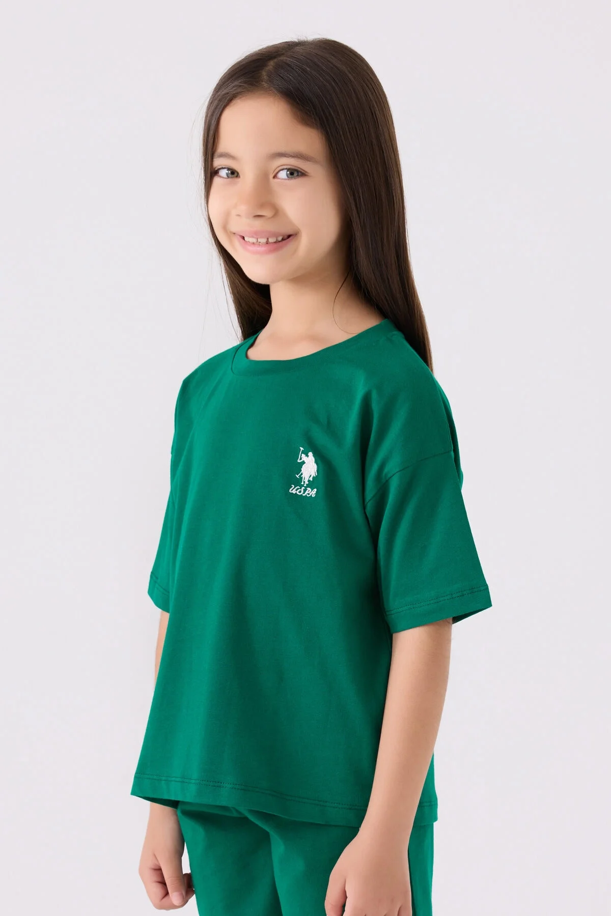 Yeşil U.S. Polo Assn kız çocuk Bermuda takım elbette, model ön görünüm, marka logosu ve spor stil