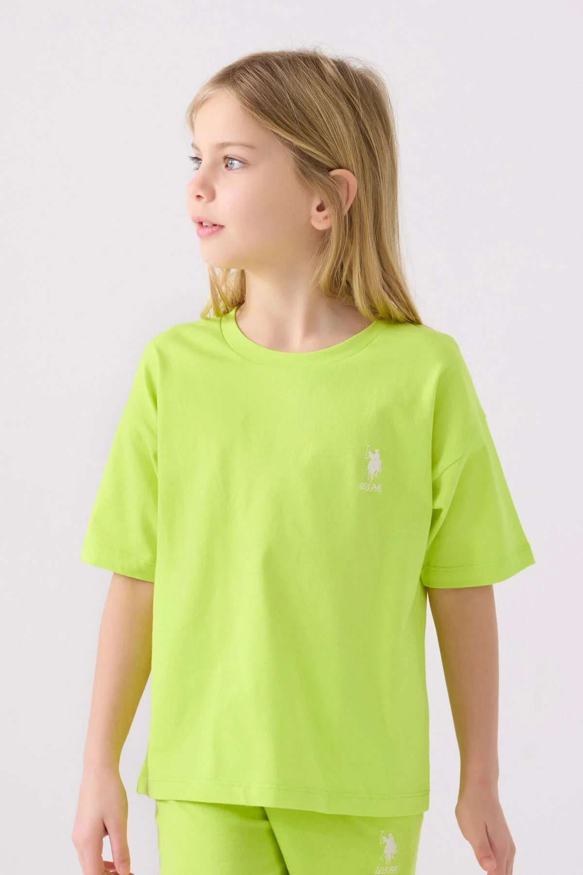Yeşil U.S. Polo Assn kız çocuk Bermuda takım seti, ön görünüm, model pozisyonu, beyaz arka plan