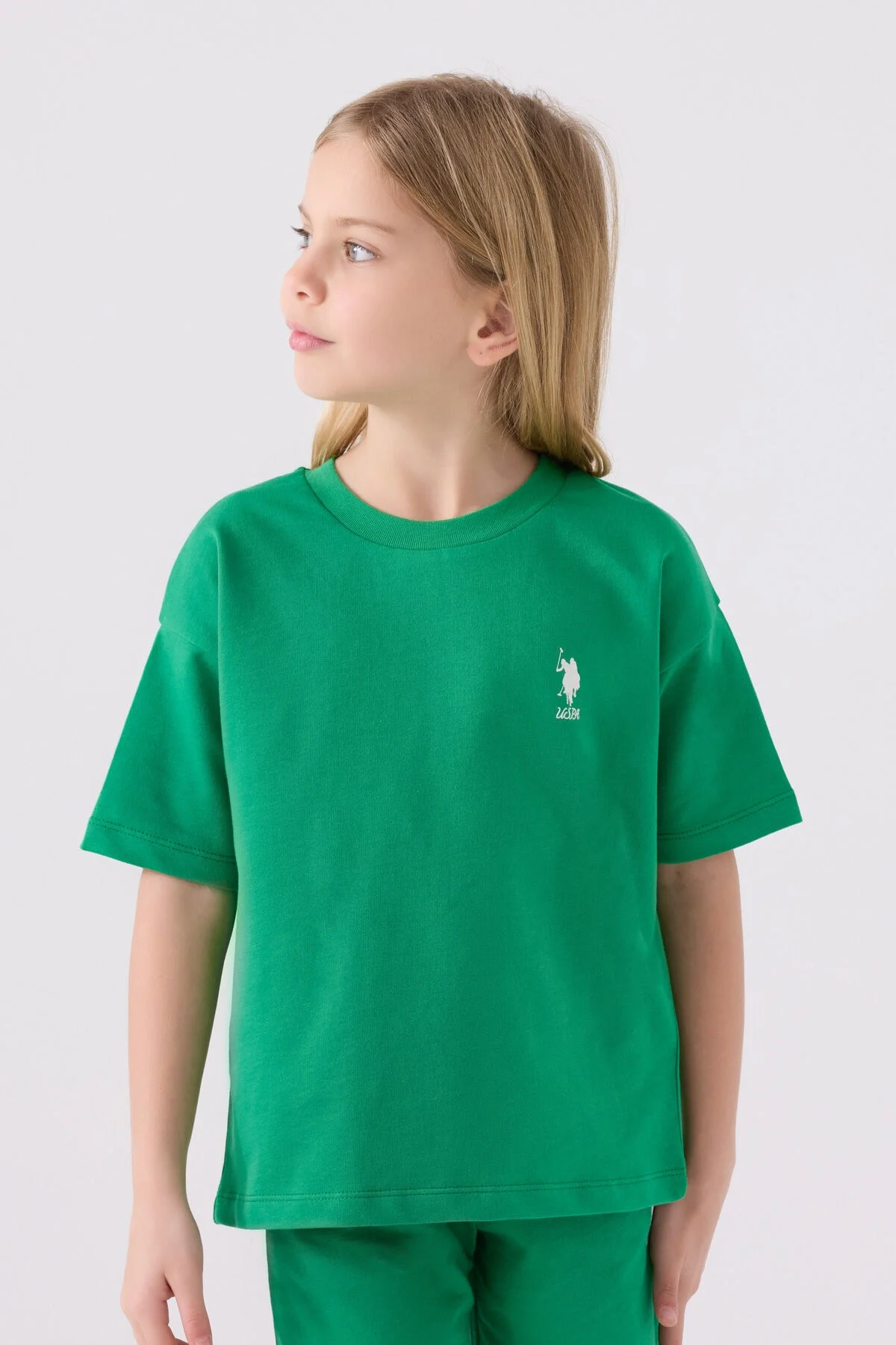Yeşil U.S. Polo Assn kız çocuk Bermuda takım seti, model ön görünüm, marka logosu, spor stil, çocuk giyim