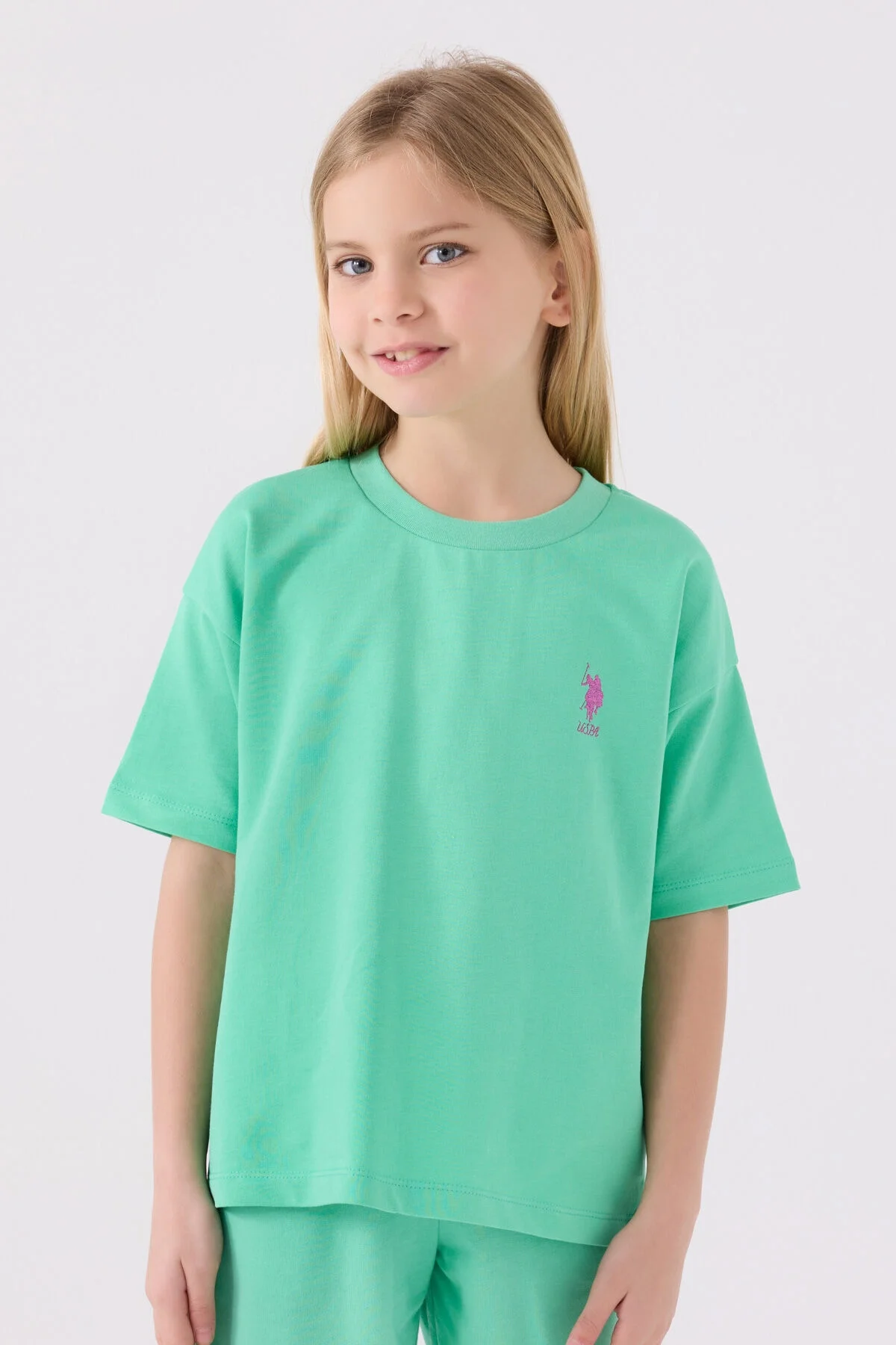 Yeşil U.S. Polo Assn kız çocuk Bermuda takım elbette, ön ve yan görünüm, marka logosu ve pembe detaylar