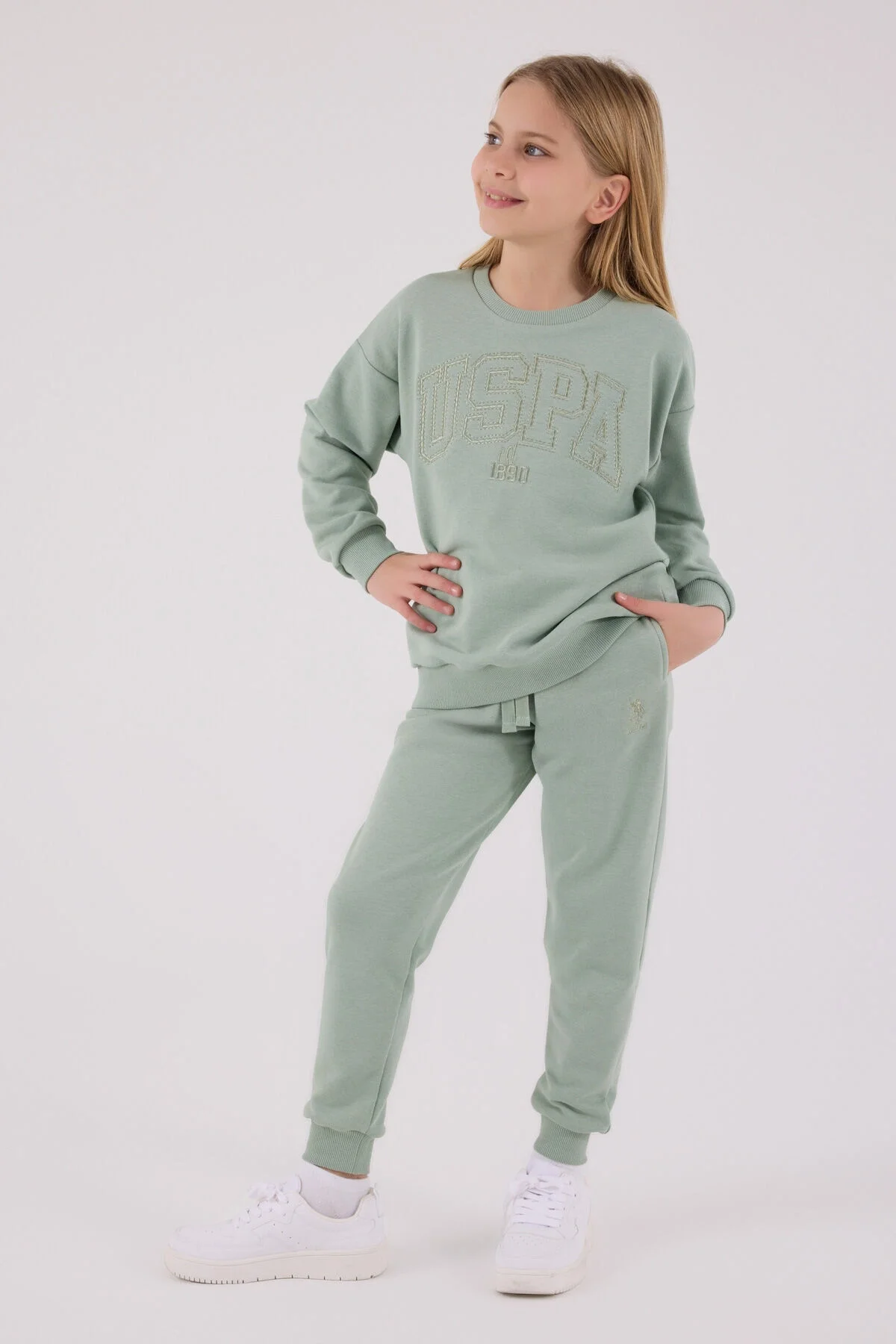 Yeşil U.S. Polo Assn kız çocuk eşofman takımı, model ön görünüm, rahat spor stil, Arnetta markası