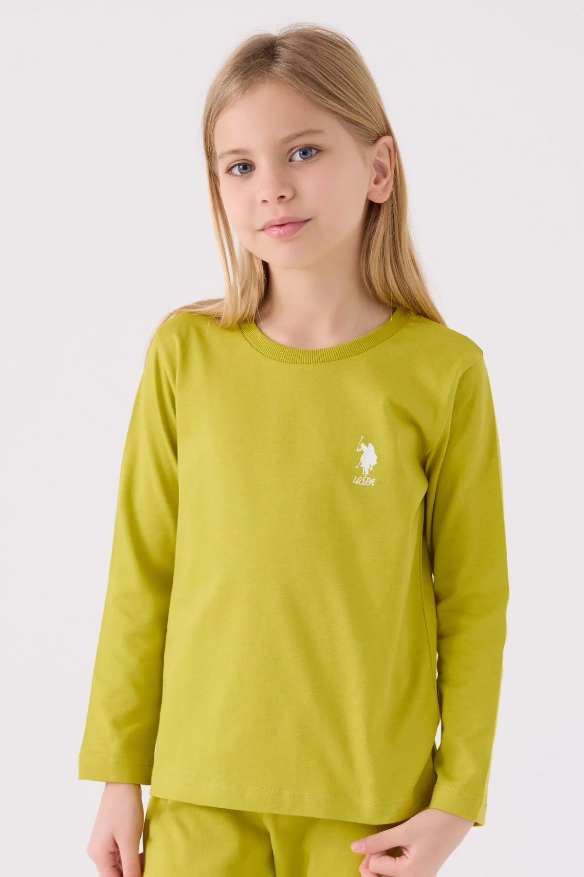 Yeşil U.S. Polo Assn kız çocuk pijama takımı, uzun kollu üst ve pantolon, marka logosu, model pozisyonu, beyaz arka plan