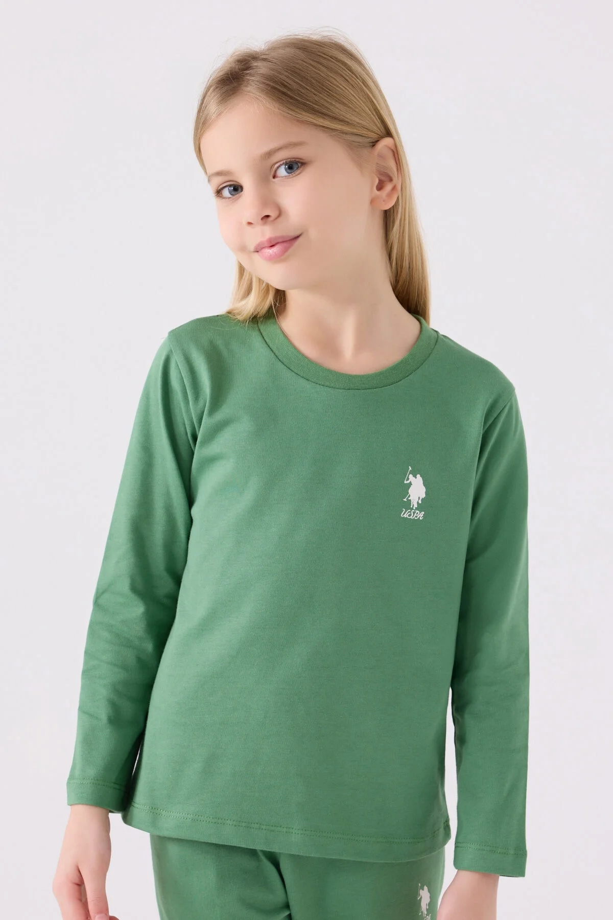 Yeşil U.S. Polo Assn kız çocuk pijama takımı, uzun kollu üst ve pantolon, marka logosu, beyaz arka plan