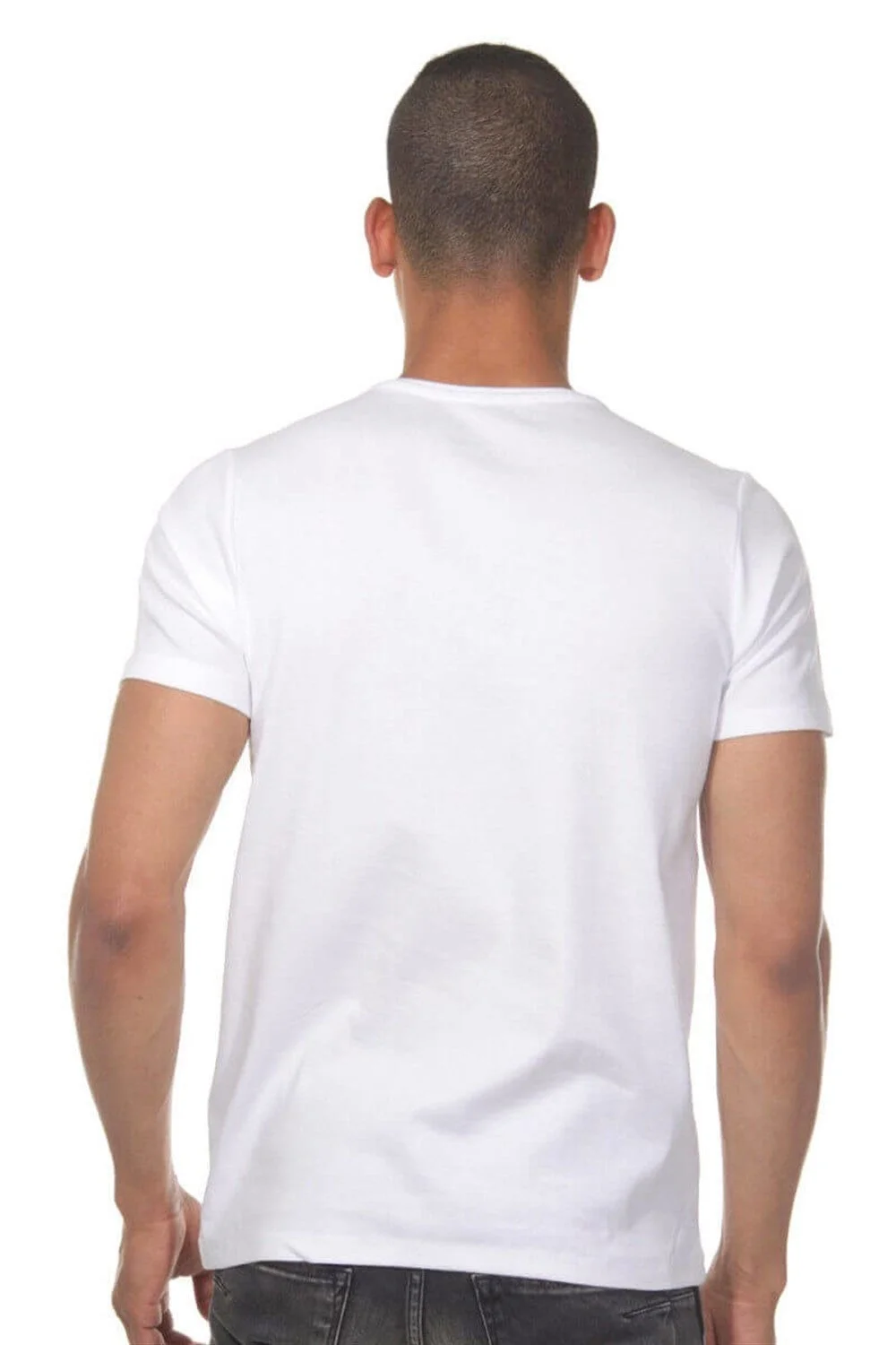 Beyaz V yaka erkek t-shirt, Darkzone marka atlet giyim, model ön görünüm, temiz arka plan