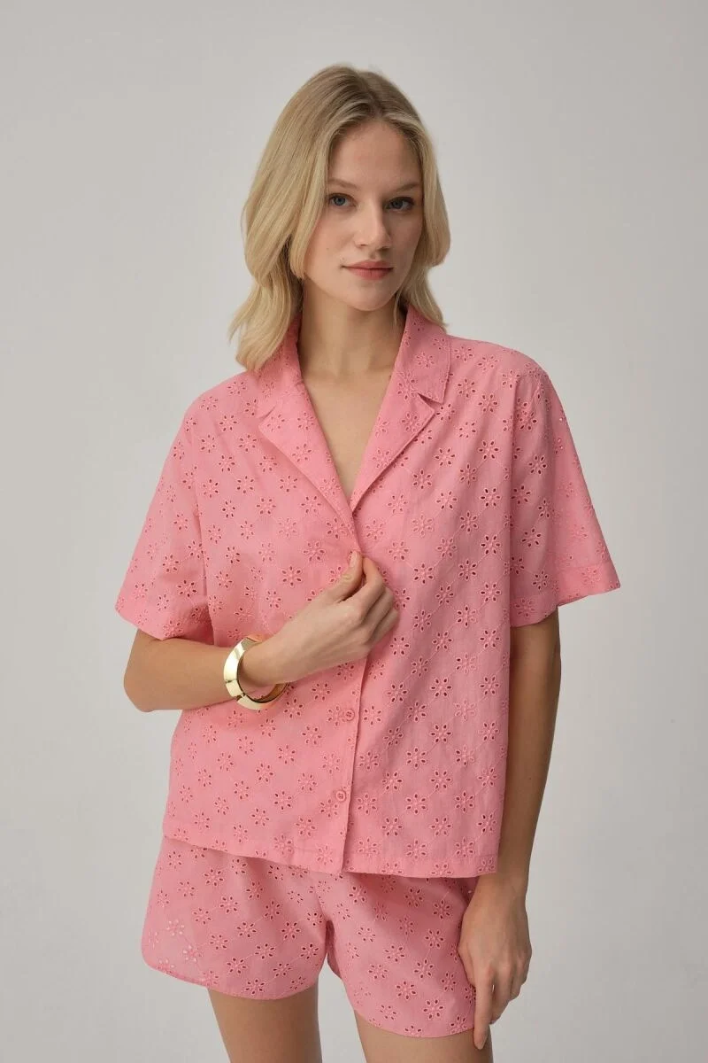 Pamuklu pembe pijama takımı, yaka ve desenli kısa kollu üst ve kısa pantolon, Pierre Cardin marka kadın pijama seti, rahat ev giyimi