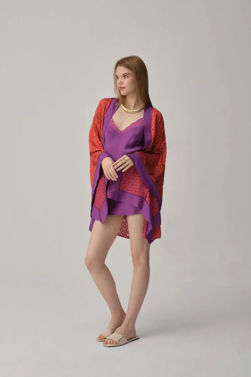 Violet tonlu vegan ipek saten gecelik sabahlık takımı, Pierre Cardin markası, desenli ve şık kıyafet