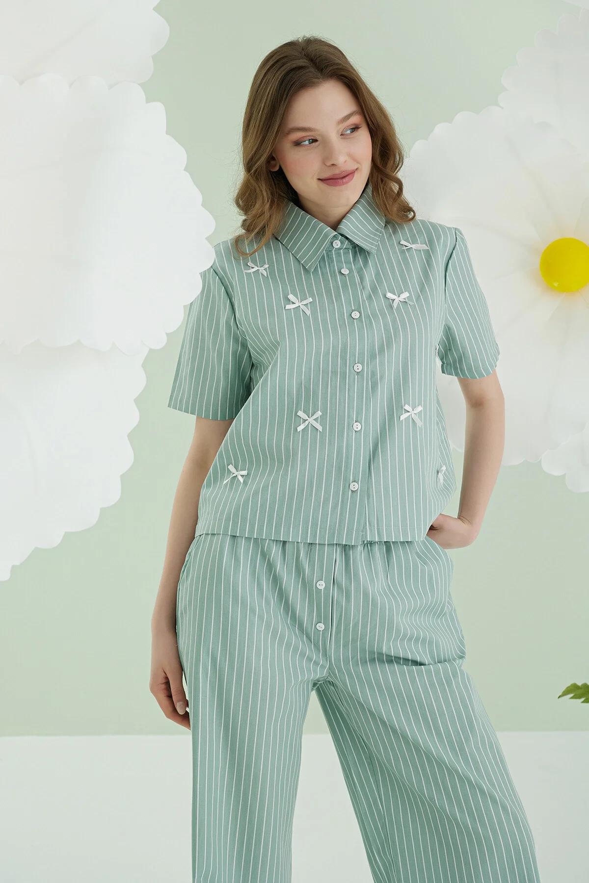 Yeşil pinstripe desenli önden düğmeli pijama takım, Nbb marka kadın uyku giyimi, geniş pantolon ve kısa kollu gömlek