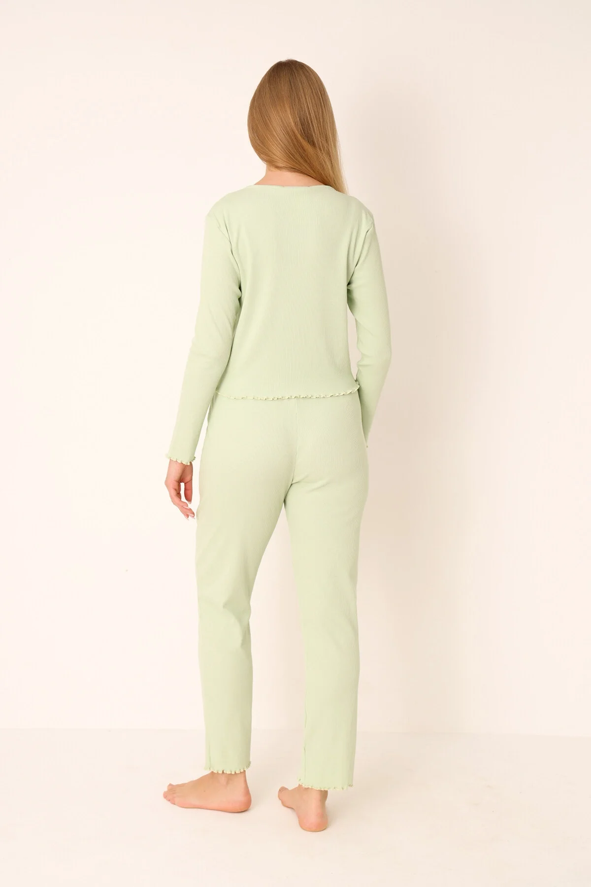 Yeşil önden düğmeli pijama takımının kadın modeli, Nbb markası, rahat ve modern tasarımlı pijama takımı