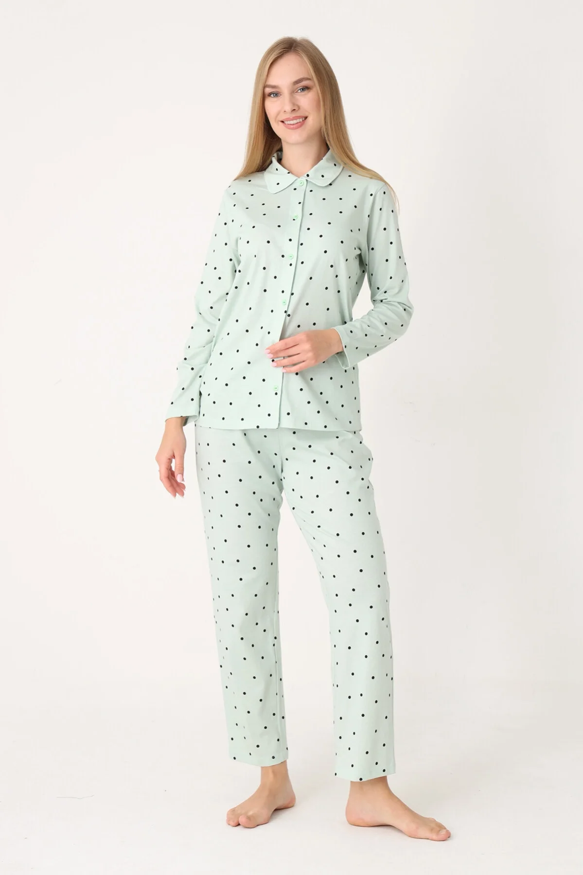 Yeşil polka dot önden düğmeli pijama takım, Nbb marka kadın pijama, rahat uyku giysisi, model ön görünümü