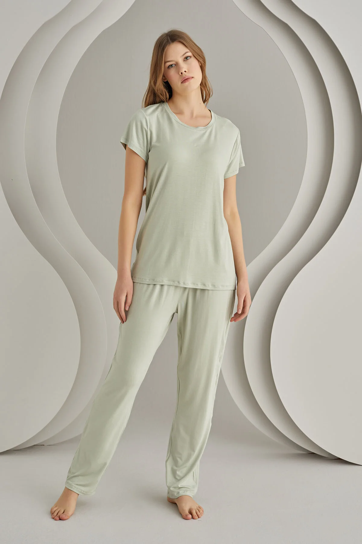 Yeşil viskon sütyenli pijama takımı, Nbb marka kadın pijama, rahat ve hafif kumaş, modern minimalist arka plan